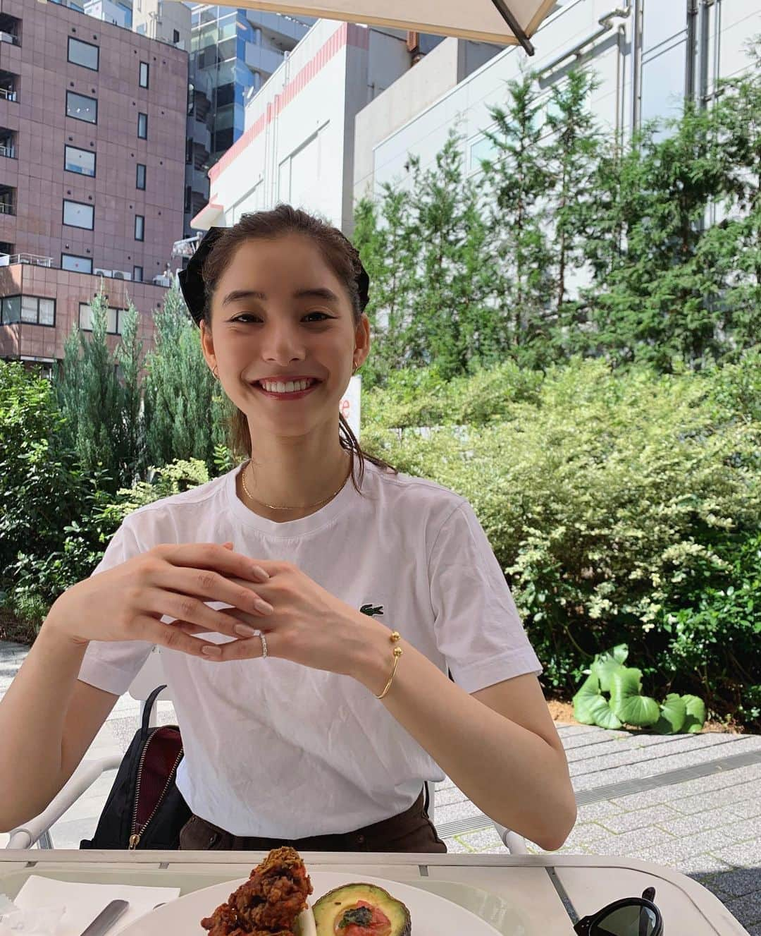 新木優子さんのインスタグラム写真 - (新木優子Instagram)「冷房で風邪を引くのが怖くて、、、 暑いけど外でランチ🌞‼︎ 気持ちがいい🍃  bracelet : @tiffanyandco  earring : @knowhowjewelry  ribbon barrette : @hm」9月6日 20時28分 - yuuuuukko_