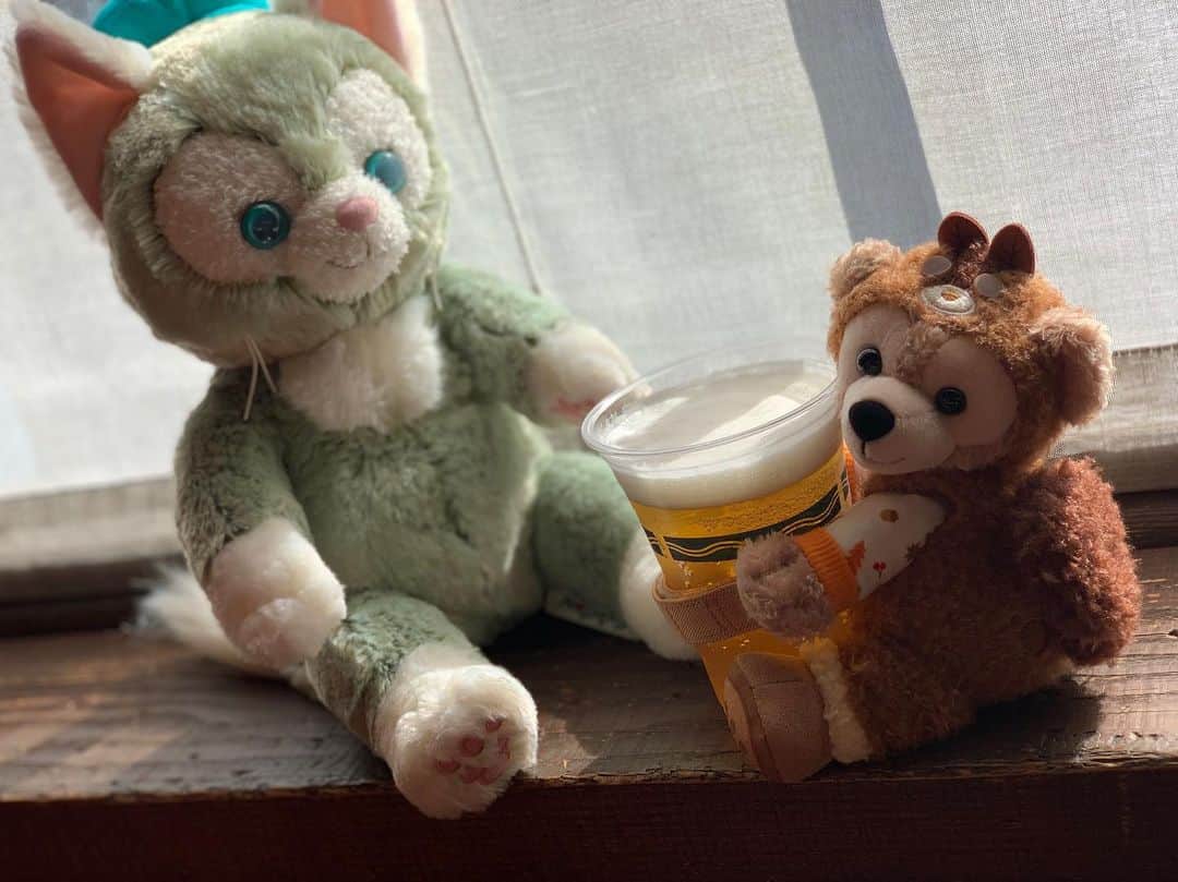 のインスタグラム：「かわいい🧡 でも藤社はなぜビールを抱かせたのか😂😂 私は、前日っていうか当日のお酒がしっかりと残ってたから、ウーロン茶飲んでたよ👍 #disneysea #ディズニーシー #ジェラトーニ #ダッフィー」