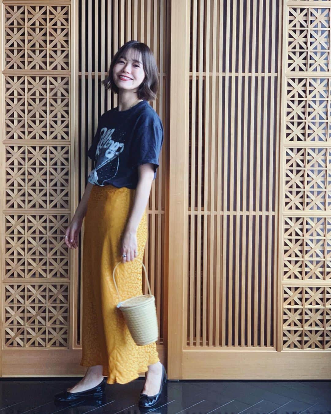 のインスタグラム：「大分は美味しい！また大分に行きたい！﻿ 思わずそう叫びたくなるくらい﻿ 楽しくて美味しかった日🤤﻿ ﻿ TRY!おおいた試食会で、大分の食材を使ったご飯をいただいたり、伝統工芸品を見せて頂きました。﻿ ﻿ 一枚目で持っているバッグは大分県の工芸品で、良質な竹で作られたbamboo crafts as fashionのシリーズ。﻿ 私服に合わせるのも可愛かった🌼﻿ ﻿ それからご飯は写真からも伝わっているかとおもいますが、全てとっても美味しかった❣️﻿ 昔から柚子胡椒loversとよく書いてると思うのですが(笑。餃子にも柚子胡椒！)﻿ 初めて手作りの柚子から作る新鮮なものを頂きました。これはもう全くの別物。﻿ 感動して、そのままずっと食べてしまったくらい！﻿ ﻿ お肉と合わせると本当に美味しい！これは是非みんなにも食べて欲しいなぁ。﻿ ﻿ また大分に行きたいなぁ〜♨︎﻿ #温泉好き #みかちゃんとの身長差よ😂 #実は元同じ事務所でした！ #おんせん県おおいた﻿ #ゆるキャラ﻿ #かぼたん #抱っこさせられた30歳﻿ #大分グルメ﻿ #美味しかった！#坐来﻿ #PR」