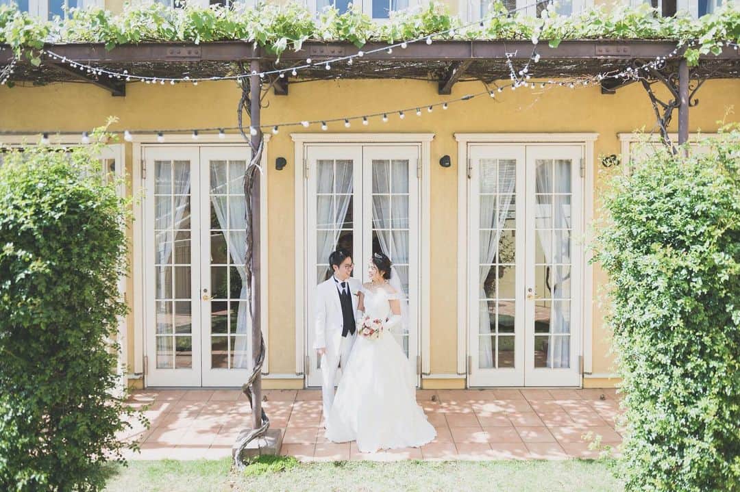 ヴィラデマリアージュさいたまのインスタグラム：「—Party Report—﻿ ﻿. ”Love is in the air!　～愛に包まれる1日～” Syuhei＆Yu's mariage ﻿ ﻿. 笑顔あふれるお二人は . まわりの全ての人も笑顔にする とっても温かいお二人でした . お二人とお打合せを進めて行く中で、 私もお二人のファンになってしまうくらい 本当に素敵なお人柄 . きっとご招待されるゲストの皆様も お二人の事が大好きなんだろうなとわくわくしました . . お互いのご友人様同士で遊びに出かけたり、 ご両家ご家族様同士で毎年バーベキューや 旅行にお出かけをするお二人・・・ . 人と人との繋がりが希薄になってしまっている この時代に . こんなにも人とのご縁を大切にし、 存分な愛を受けて育ってこられたお二人 . だからこそ、みんなを心の底から 愛せるのだと感じました ﻿. . いつまでも、笑顔あふれる お二人の幸せが続きますように Bon Mariages!﻿ ﻿. ﻿. #villasdesmariages#ヴィラデマリアージュ#ヴィラデマリアージュさいたま#結婚式レポート#結婚式場#ウェディング#wedding#ブライダルフェア ﻿ #式場見学#大宮結婚式場#結婚式場探し#式場探し#南フランス﻿ #ウェディングネーム#weddingname#コンセプトウェディング#プレ花嫁#プレ花嫁準備#プレ花嫁さんと繋がりたい#卒花嫁#卒花嫁レポ#卒花嫁さんと繋がりたい#さいたま#さいたま結婚式場」