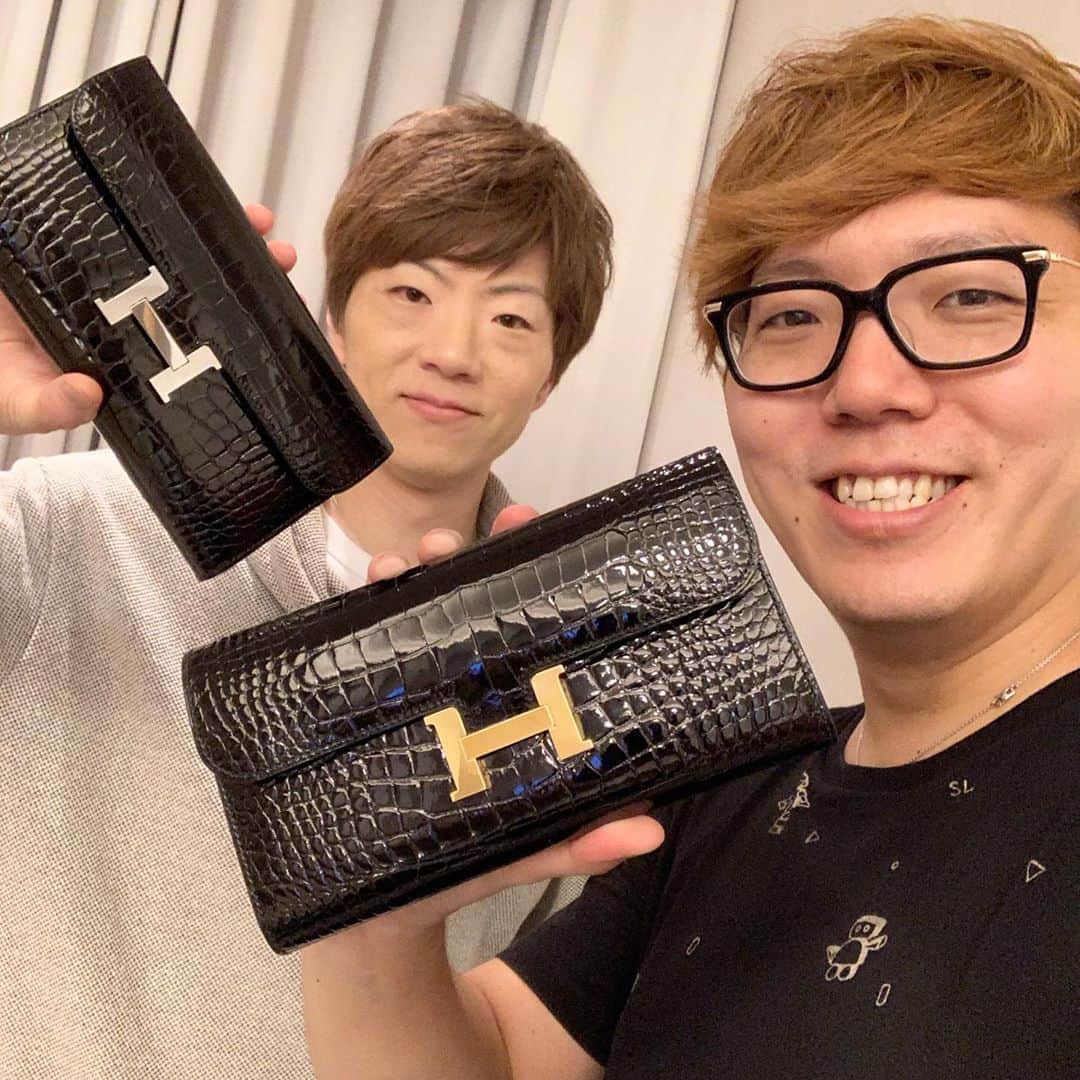 HIKAKINのインスタグラム：「兄貴の誕生日サプライズ記念に5年ぶりに財布を新調👛色違いでお揃いにしました😎😎エルメスデビュー😳✨ #エルメス #hermes  #コンスタンス #財布 #クロコダイル」