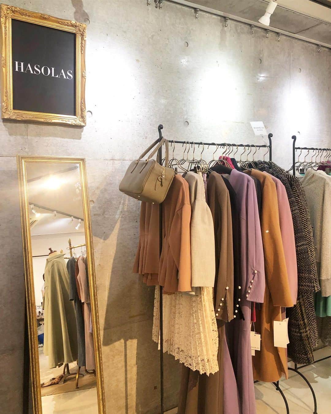 KAORI.OMURA 大村香織さんのインスタグラム写真 - (KAORI.OMURA 大村香織Instagram)「@mirai_yamamoto プロデュースの @hasolas_official の展示会☺︎ ・ 上品で女性らしいお洋服のラインナップがいつもツボなブランド♡ ・ 今回は色の綺麗なニットにお仕事にも沢山使えそうなトップスに @poem_accessory のパールのピアスをオーダーしました✨ ・ 普段あんまりニットは着ない人なんですが発色の良さに惹かれ購入を決定✨ ・ スッカリ冬支度。 しかし今日は暑かった🌞 ・ その後は @sachitakahashi775 と @ellecafejapan で楽しいお茶タイム☺︎ ・ テラス席が日陰で風通しが良くて凄く気持ちよかった☺︎ ・ 姫ちゃんも今日は一緒にでかけれて満足そう✨ ・ 金曜日が終わったー！ 週末だ🙌 ・ ・ #展示会#ハソラス#hasolas#アラフォー#アラフォーコーデ#fashion #poema#ポエム#大人可愛い#女性らしい #女性らしいデザイン #表参道#愛犬#yorkie#ヨーキー」9月6日 20時27分 - kaori.omura