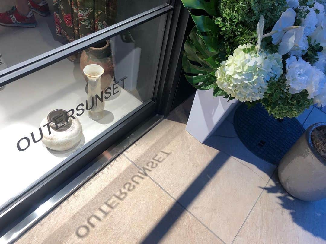 荒井奈緒美のインスタグラム：「#outersunset  辺見さんディレクションのoutersunsetが南青山にNew open！ レセプションへお友達に誘って頂き行ってきました✨  可愛いニットやワンピースの素材まで可愛くて真剣に物色してました😂笑 不定期にopenするみたい🥰」