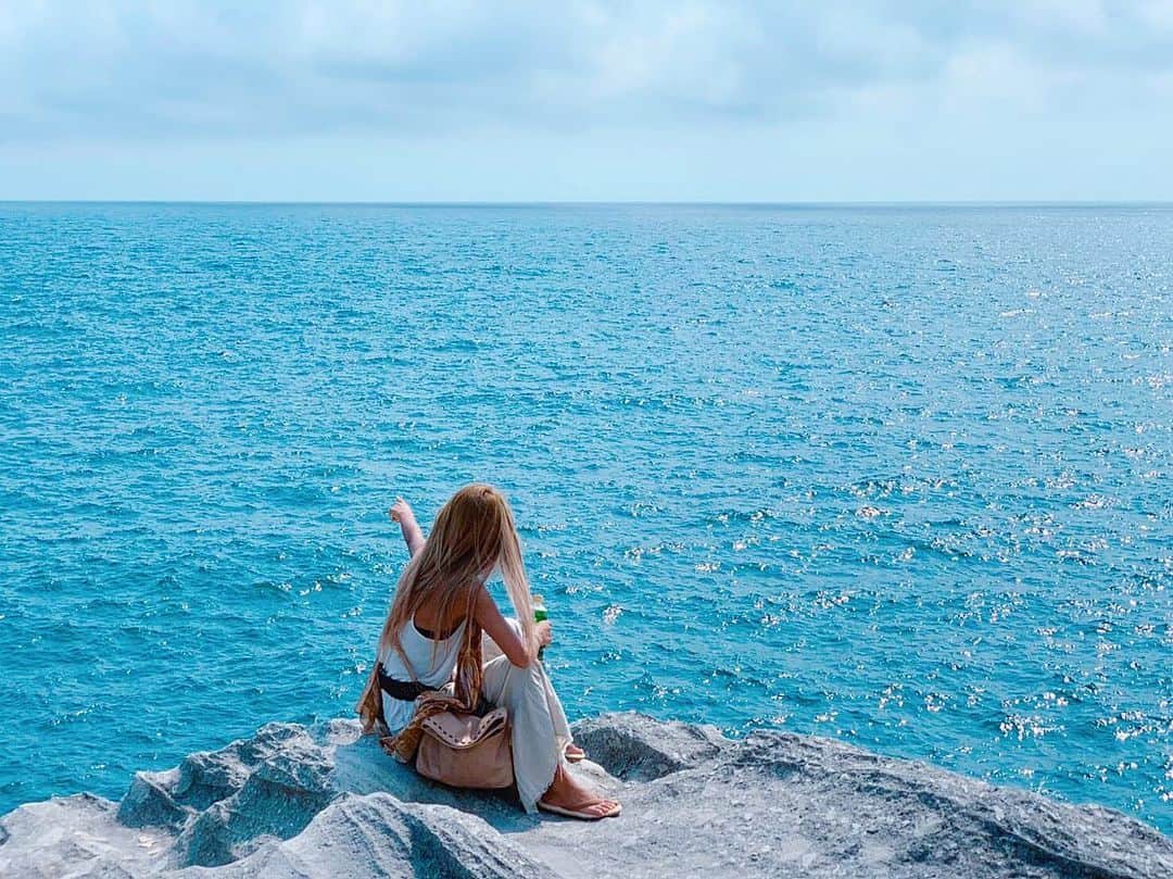のインスタグラム：「海は広いな〜〜〜堂ヶ島🐳 . 堂ヶ島クルーズ乗りに来て、朝は運行してたのに着いた頃には運休。( ˙-˙ ) . 徒歩で海と山を満喫して汗だくで死にかけた7月の終わり。 . いつかクルージングしたいなあ🛥 堂ヶ島クルーズ。運休で乗れなかったの２回目∩^ω^∩💢 . いつになったら乗れるのかしら？( ˙-˙ ) . . #伊豆 #堂ヶ島 #海 #綺麗だった #柵がないから #落ちるよこれ #綺麗だった #🌊」