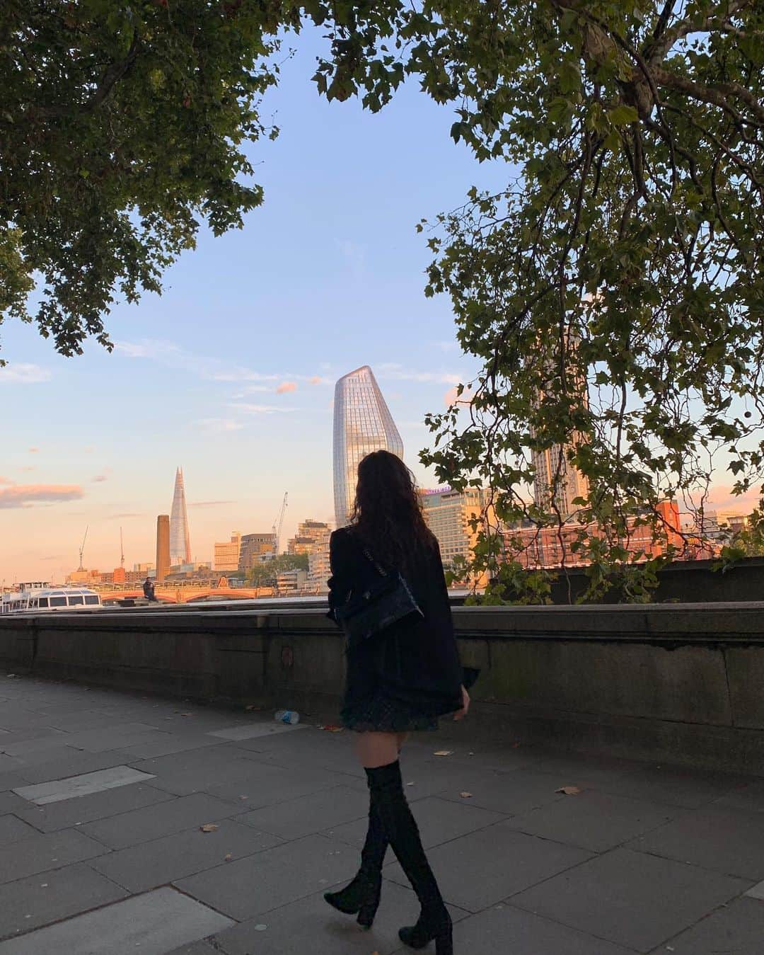 キム・ダビンさんのインスタグラム写真 - (キム・ダビンInstagram)「mood in London 🇬🇧 #다비in영국 #dabeen_travel」9月6日 20時33分 - daxbin