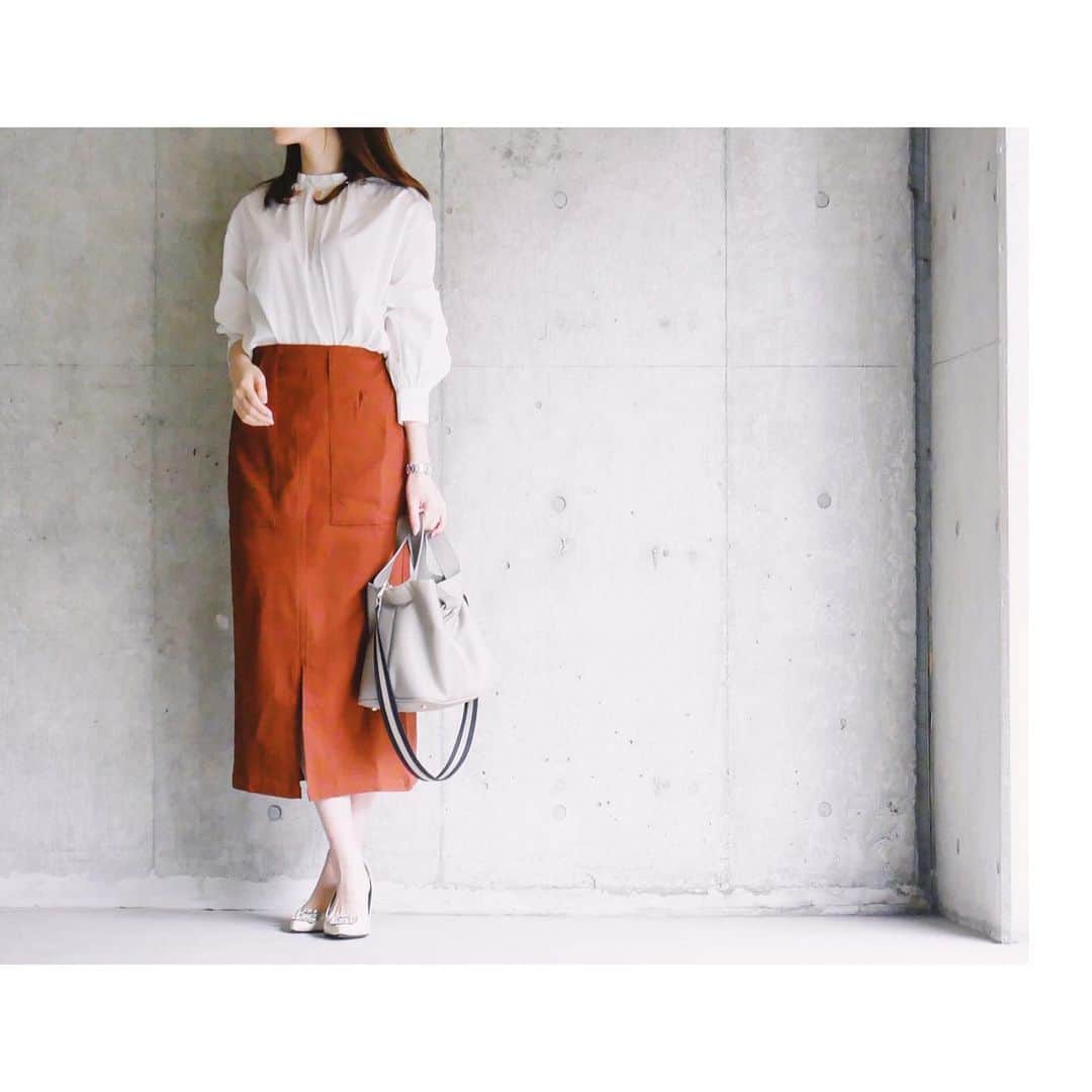 htrkmkのインスタグラム：「・ ・ #ユニクロ で真夏に発売されて こんな暑い時に長袖着ないでしょー でも秋に安くなるかなー と密かに狙ってた #ハイネックボリュームスリーブブラウス  見事1,990円→990円になったので すかさずGET٩(¨ )ว=͟͟͞͞ 同じことを考えた人が沢山いたのか オンラインでは値下げになった途端 売り切れになってました 笑 ・ ・ ポワンとした袖や 首元に入った自然なタック シンプルなのに 可愛くこなれたテザインで 大満足です♡♡ ・ ・ 合わせたタイトスカートも ビックリするくらい ストレッチ性が抜群で 肉眼を拾いにくく快適🎶 ・ ・ tops @uniqlo_ginza @uniqlo  skirt @kobe_lettuce @rakuten_fashion #r_fashion ・ ・」