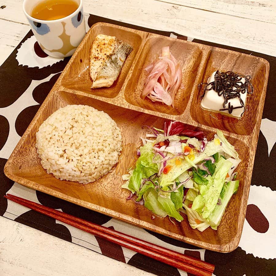持永真実のインスタグラム：「.﻿ 🔆今日のプレートゴハン🔆﻿ ﻿ ジム🥊終わってチャチャっと準備！﻿ ﻿ ・サラダ﻿ 味付け：オリーブオイル、トリュフ塩﻿ ・塩昆布(減塩)冷奴﻿ 味付け：ごま油﻿ ・ミョウガのピクルス﻿ ・鮭の塩焼き﻿ ・玄米﻿ ・しじみの味噌汁(撮るの忘れた〜)﻿ ﻿ 朝ゴハンはギリシャヨーグルトに﻿ フルーツは🥝🍌🍍を乗せました💁🏻‍♀️﻿ 素焼きクルミトッピングして﻿ はちみつがけ🍯﻿ そしてザバスのココアプロテイン💪 ﻿  今からあるものを作ろうとしてます☝️﻿😌 ﻿ 出来上がったらレシピ載せま〜す」