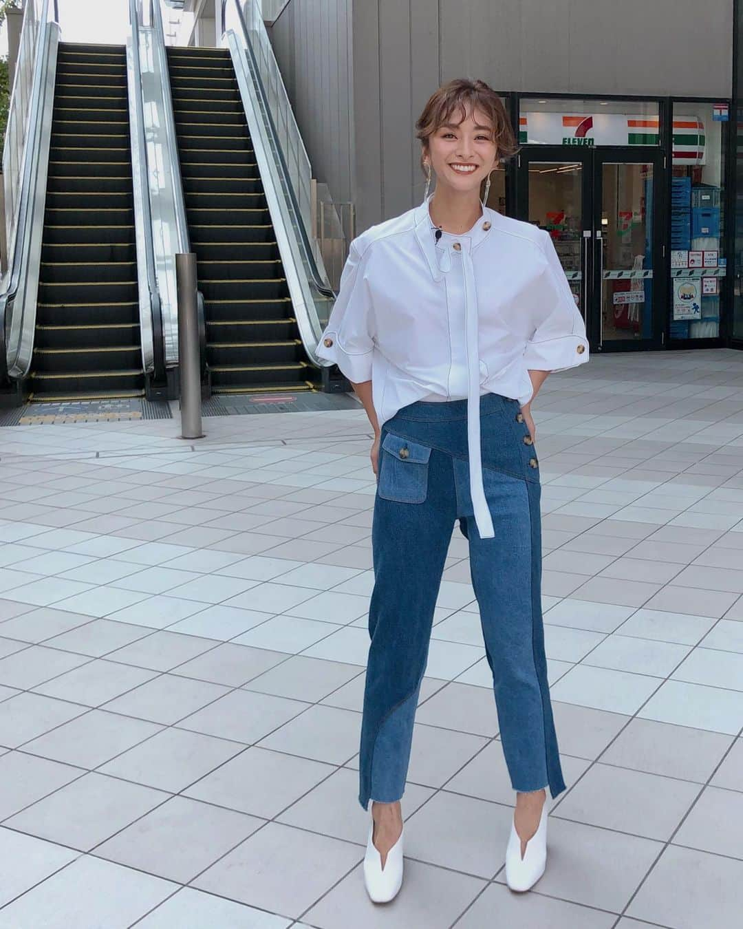 Yoshiko Kris-Webb クリス-ウェブ佳子さんのインスタグラム写真 - (Yoshiko Kris-Webb クリス-ウェブ佳子Instagram)「When in doubt, wear denim. 今日は久しぶりの日テレ「スッキリ」収録でした。 たまにしか会えないスタッフの皆さんとも打ち解け始めたと思ったら、嬉しいニュース。お世話になったプロデューサーが産休に入るとのことで、おめでたくもあり寂しくもあり。月原さん、またご一緒させて頂ける日まで待ってます！頑張ってます！放送日はまた後日お知らせ致します😊 シャツ＆デニム @rejinapyo ピアス @annikainez ブーツ @anhourandashower Styling by @stylist_yutaka Hair & Makeup @akiyama_hiiitooomii 💕」9月6日 20時45分 - tokyodame