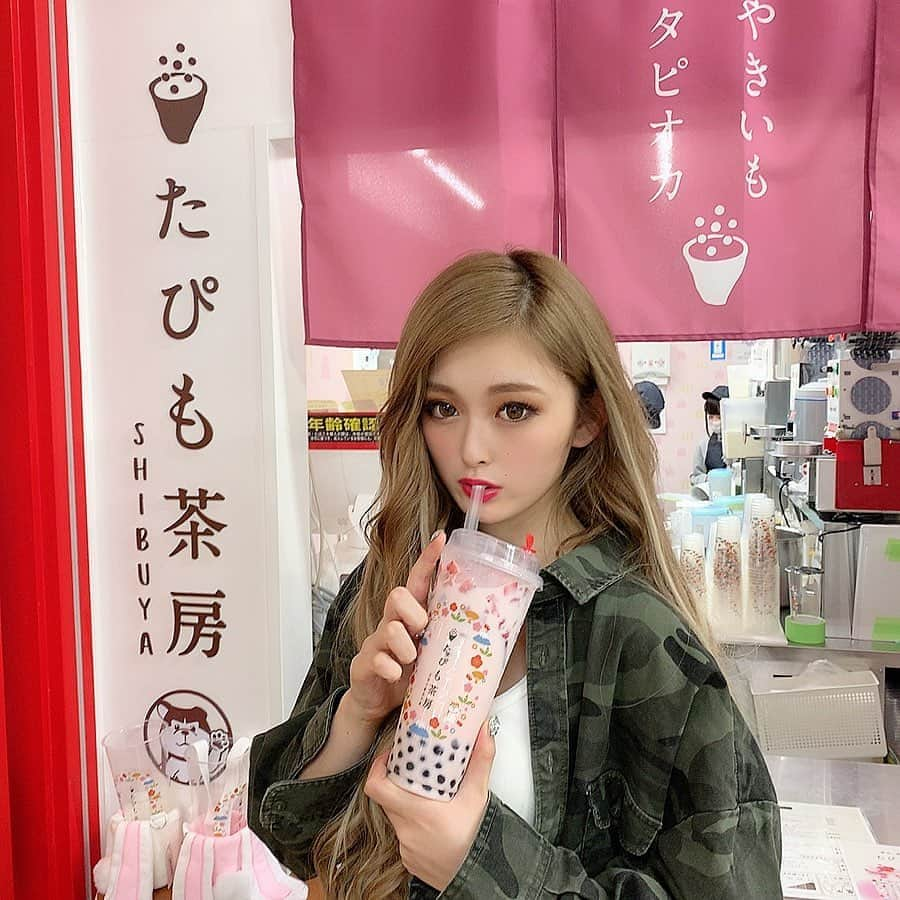 古川優奈さんのインスタグラム写真 - (古川優奈Instagram)「今日どうしてもタピオカ飲みたくて﻿ でも全然時間なくてやってんけど近くの﻿ 渋谷のドンキ行ったらあった😍😍﻿ 幸せ〜❤﻿ 美味しいからみんなも行ってみてー  #タピ活 #ドンキ渋谷 #タピオカ #わずンゴ」9月6日 20時40分 - chamitan_0908