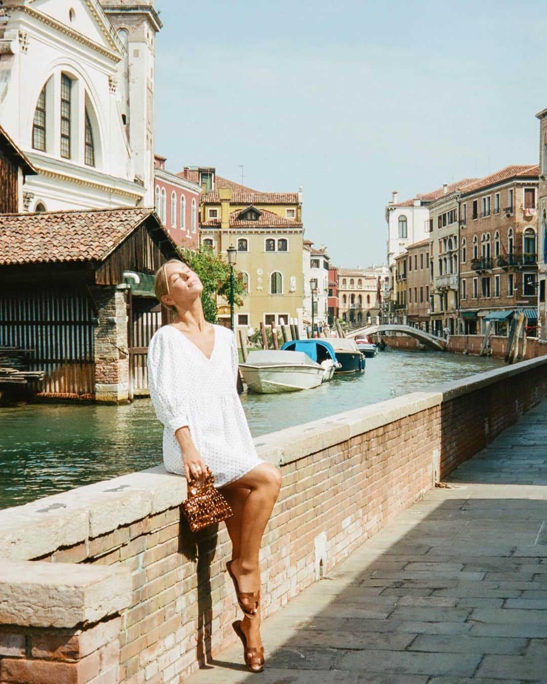 Carin Olssonさんのインスタグラム写真 - (Carin OlssonInstagram)「Memories from Venice, shot on film ♥️」9月6日 20時44分 - parisinfourmonths