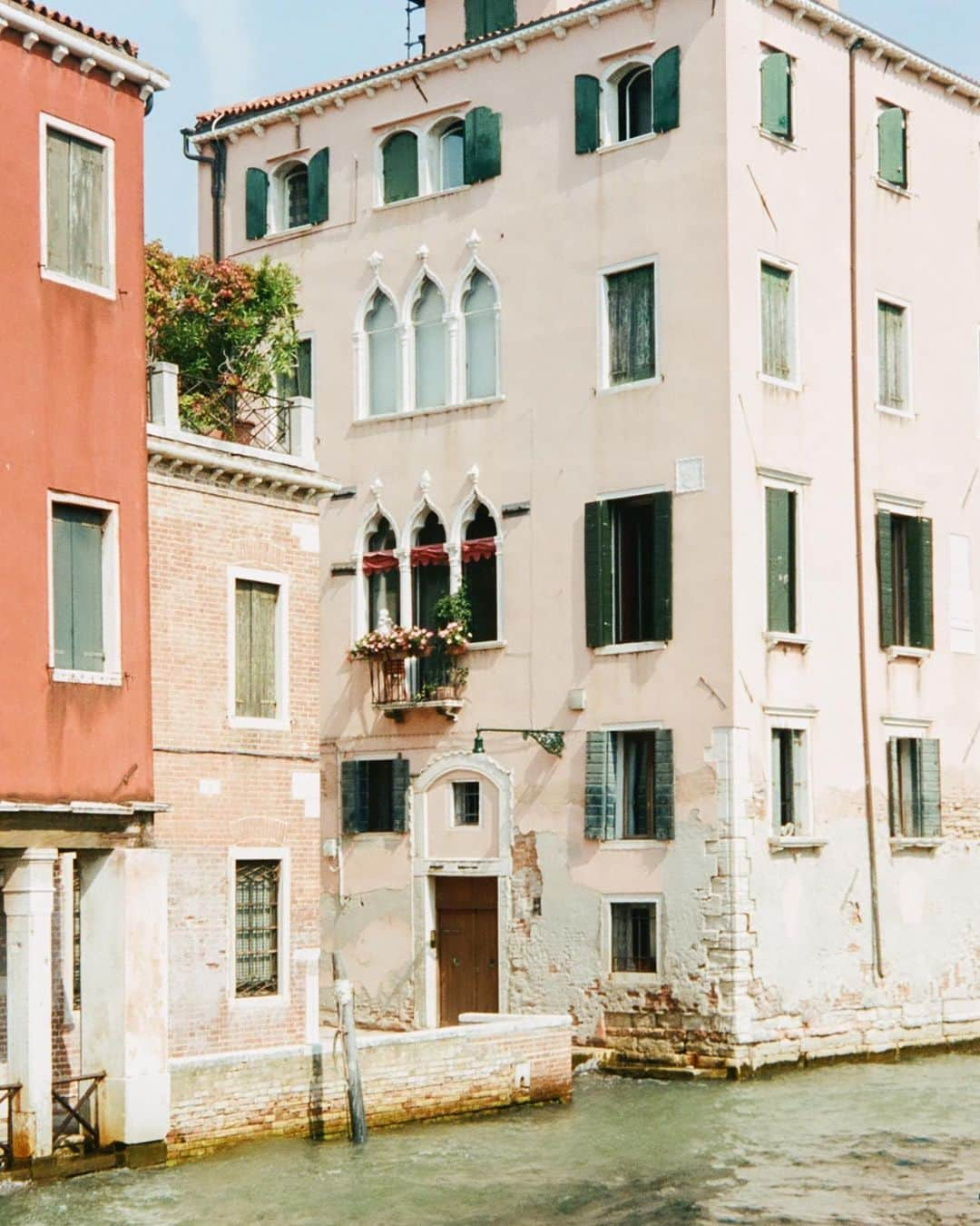 Carin Olssonさんのインスタグラム写真 - (Carin OlssonInstagram)「Memories from Venice, shot on film ♥️」9月6日 20時44分 - parisinfourmonths