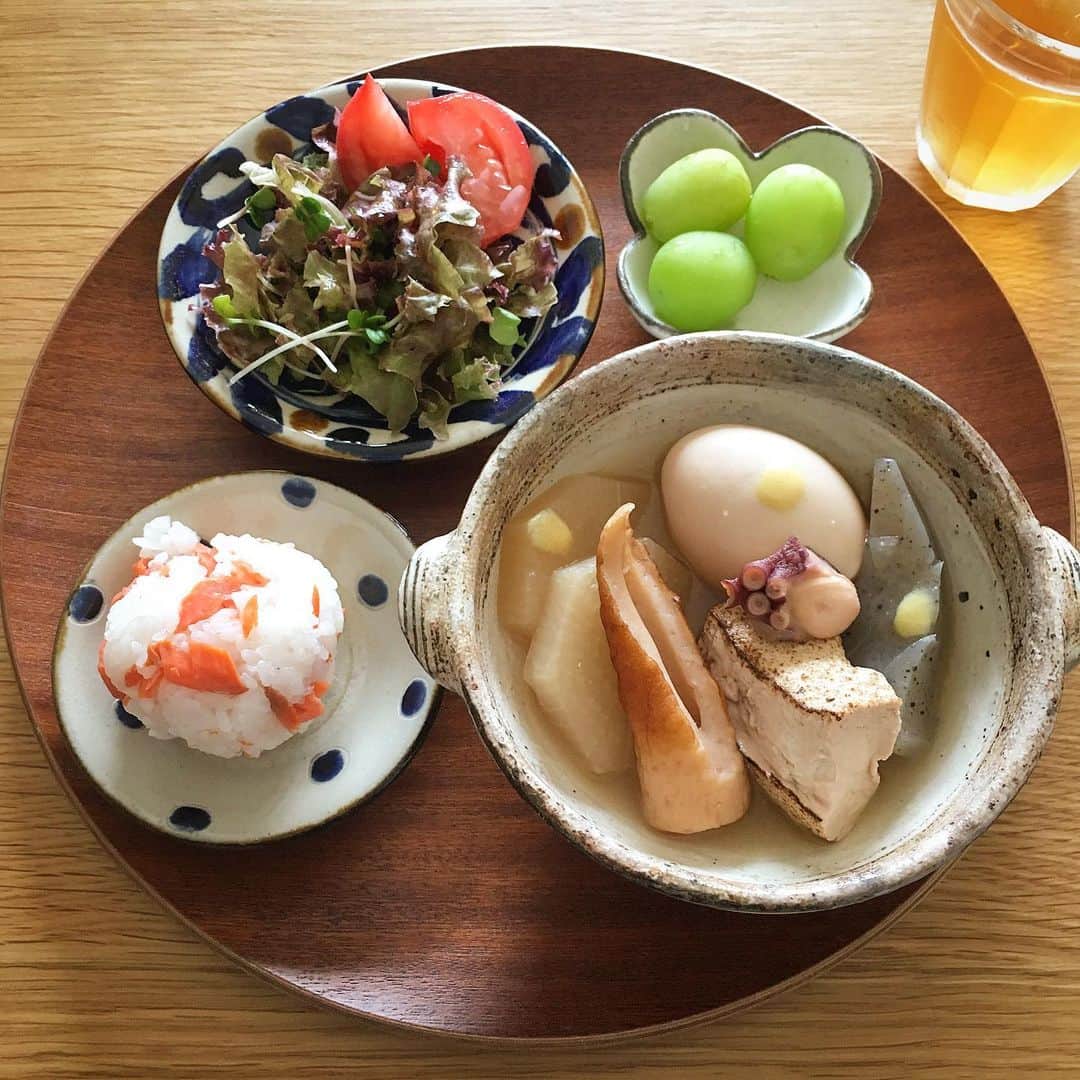 ecruのインスタグラム：「2019/09/06 (fri) POSTしようと思いながら、気付いたら9月になっていました！ その間の元気に過ごしていた様子は、ストーリーで↑😁 あと、息子とライブに行ったり、いつもの病院→整形のハシゴも(あちこち痛くなるお年頃💦)。 ・ 忙しく働いていた夏の間に3.5kg痩せていましたが、戻る早さにビックリの今日この頃←あれだけ食べてりゃ、そりゃそうだ😅 ・ 写真は、少し涼しかった先週の晩ご飯の次の日の一人ランチ🍢 子供の頃、よく行っていたご飯屋さんのおでんの焼き豆腐が大好きだったので、我が家は焼き豆腐を入れます🍢 ・ さあ、今日は楽しみな「凪のお暇」だー！ ・ #gon_food #お昼ごはん  #food #foodpic #foodphoto  #昼食  #instafood #instagood #yummy #love #japan #japanesefood  #thankyou #onthetable #日々 #暮らし #和食 #lunch  #うつわ #やちむん #おでん #シャインマスカット」