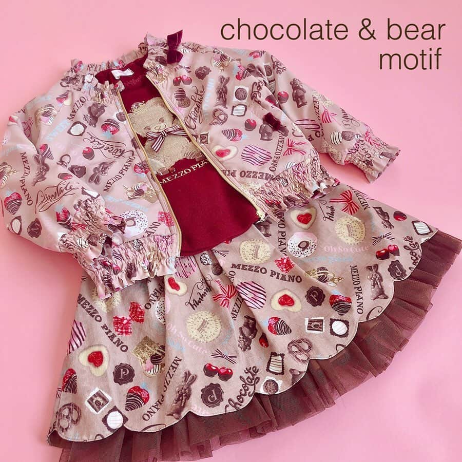 のインスタグラム：「.﻿ autumn collection 2019﻿ ﻿ チョコレートモチーフのアイテムで﻿秋を. オシャレに演出してみて❤︎﻿ ﻿ ■ブルゾン ¥12,800﻿ ■長袖Ｔシャツ ¥8,900﻿ ■スカート ¥12,800﻿ ﻿ ※商品の入荷状況は、お近くのショップまで﻿ お問い合わせください。 ﻿ ﻿ ❤︎︎︎❤︎︎︎❤︎︎︎❤︎︎︎❤︎︎︎❤︎︎︎❤︎︎︎❤︎︎︎❤︎︎︎❤︎︎︎❤︎︎︎❤︎︎︎❤︎︎︎❤︎︎︎❤︎︎︎❤︎︎︎﻿ #mezzopiano #メゾピアノ﻿ #autumncollection #秋コレクション#秋物﻿ #新作  #フリル#テディベア#チョコレート#女の子のママ #女の子ママとつながりたい #可愛い #女の子 #ピンク好き #ピンク#ママスタグラム#ママ撮 #インスタベイビー#ベビスタグラ#kidsfashion #kidswear  #pink #こども #子供服 #kidswear  #キッズファション #kidsfashion #ig_japan #ig_kid﻿ ﻿ ﻿ ﻿ ﻿ ﻿」