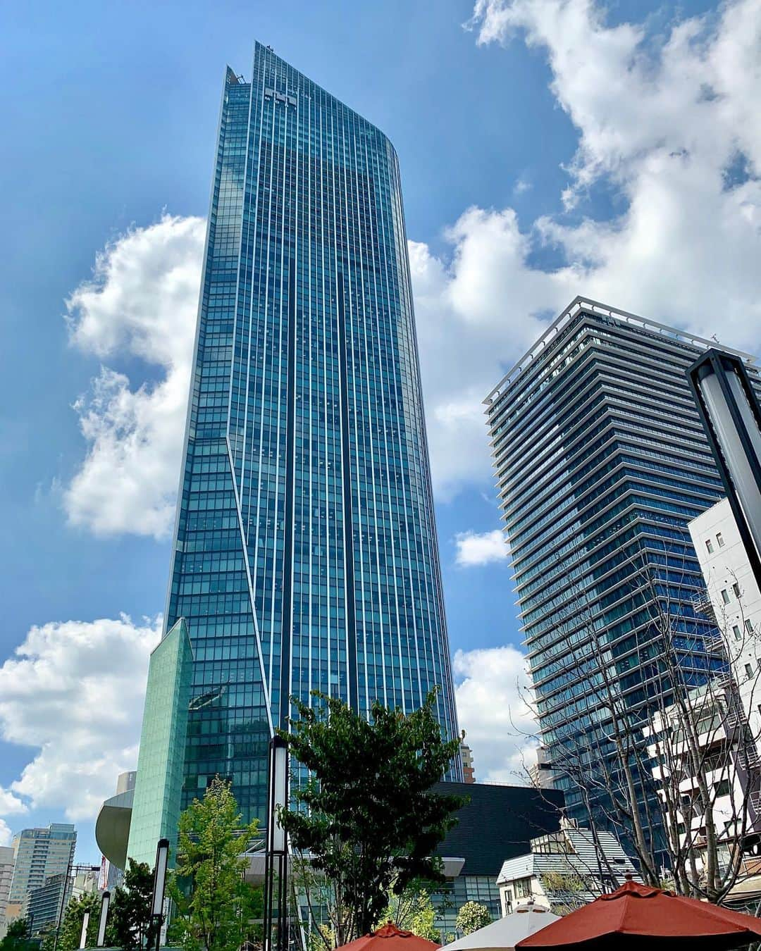 Andaz Tokyo アンダーズ 東京さんのインスタグラム写真 - (Andaz Tokyo アンダーズ 東京Instagram)「Our home atop the mighty 52-story Toranomon Hills. The first structure in a redeveloping neighborhood, see how historic Toranomon changes with each visit. :: #toranomon #toranomonhills」9月6日 20時55分 - andaztokyo