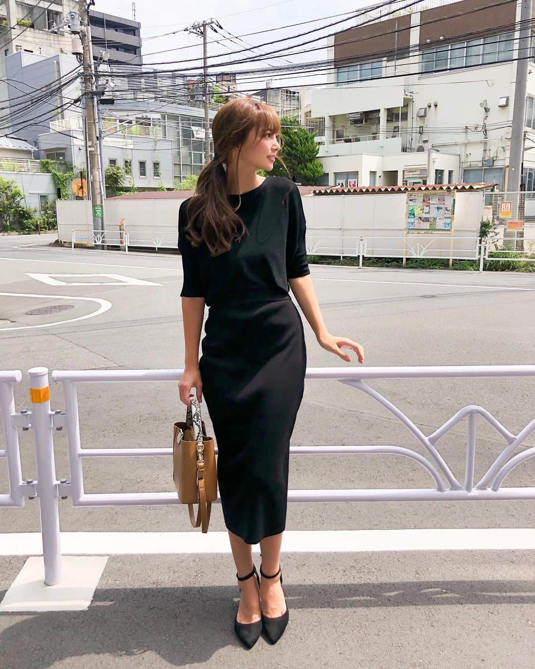 のインスタグラム：「秋コーデ🍁 秋服が一番好き♡ . @fifth_store で1週間コーデ特集して頂きました☺︎ #autumn #fifth #fifthtl #fifthコーデ #フィフス #シルキータッチボートネックドルマンニット #ハイゲージニットタイトスカート #ポイントパイソンスクエアバッグ #秋コーデ #シンプルコーデ #プチプラコーデ」