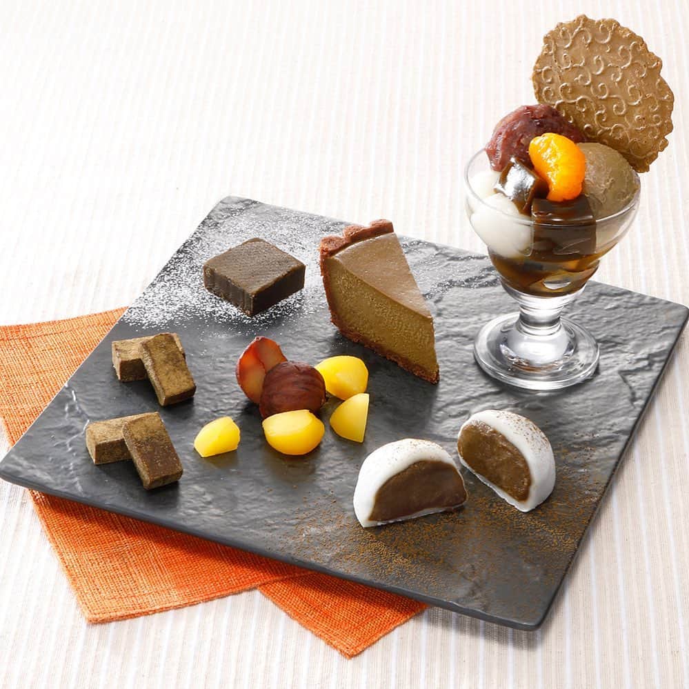 のインスタグラム：「*** 好きなものは最初に食べる派ですか それとも、最後まで取っておく派ですか  こちらの「宇治ほうじ茶スイーツプレート」には、 ほうじ茶の チーズケーキ、生チョコレート、 ガトーショコラ、だいふく、ミニパフェに、 秋らしく2種類の栗をあしらっております。  さあ、どれから食べ進めましょうか。  是非、思い思いの順番で お楽しみくださいね。  宇治本店、JR宇治駅前店、祇園四条店の茶房にて、 各日数量限定でのご用意です。  #伊藤久右衛門#京都#宇治#祇園#京都カフェ#京都カフェ巡り#パフェ#パフェ部#ほうじ茶#抹茶スイーツ #甘党#スイーツ巡り#スイーツ好き#スイーツ部#チーズケーキ #itohkyuemon#kyoto#uji#gion#hojicha#matchalover#宇治ほうじ茶スイーツプレート」