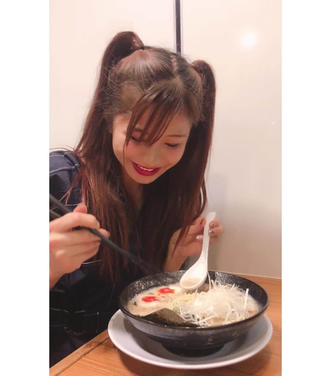 谷川愛梨さんのインスタグラム写真 - (谷川愛梨Instagram)「: 彼女とらーめん食べに来たなうに使っていいよ😚🍜」9月6日 20時49分 - airingopero