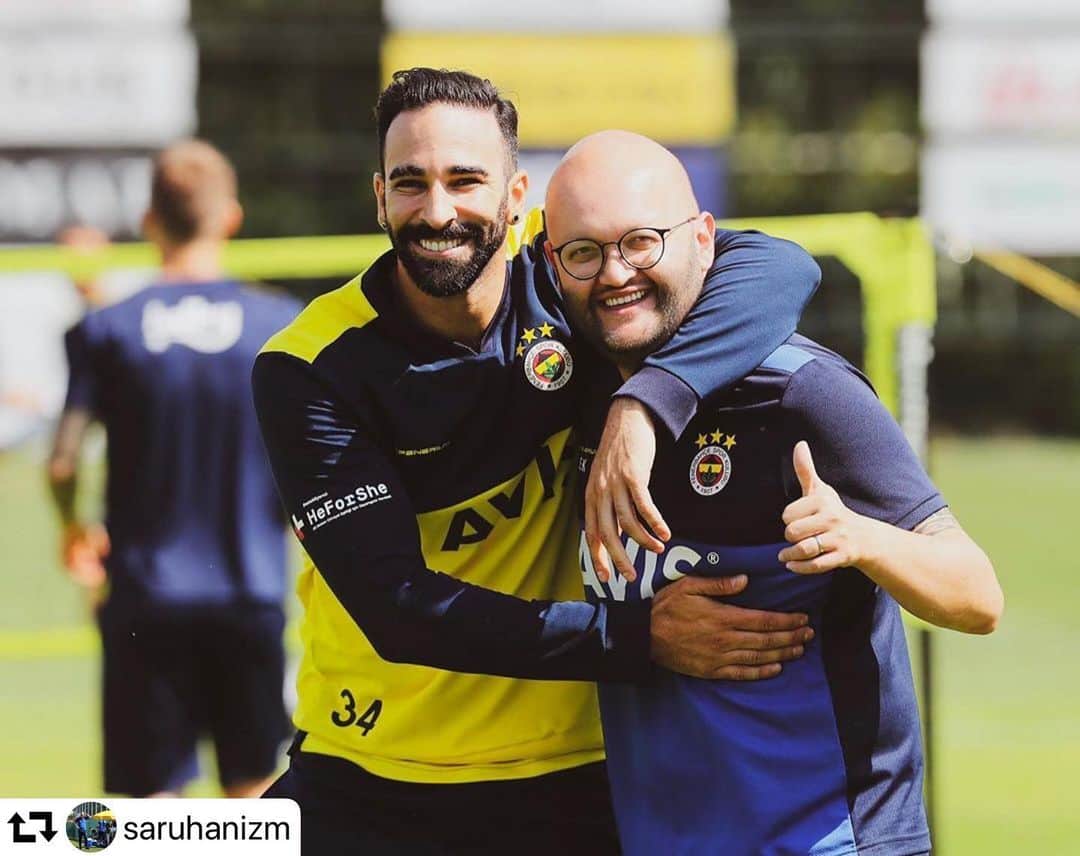 アディル・ラミのインスタグラム：「🤵🏻🤓 ( 😂) Keep smiling bro @saruhanizm we know how much we are lucky 🍀 to be here #family @fenerbahce 💛💙」