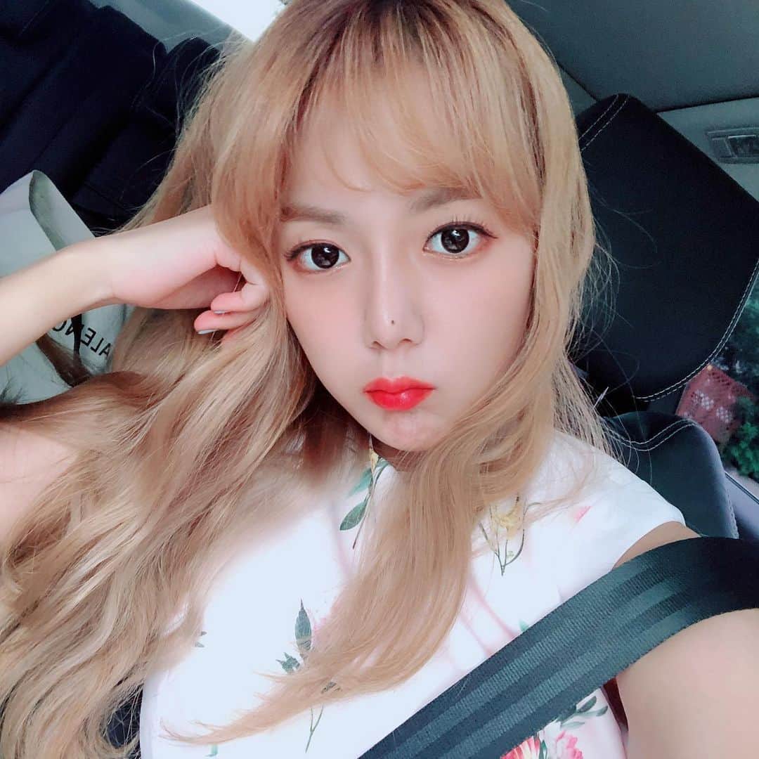 カン・ウンビさんのインスタグラム写真 - (カン・ウンビInstagram)「내가 마지막으로 말할께  학벌이 나보다 좋아 ?  망한 연예인 ? 아무나 하는 BJ ?  니네 페미들이 말하는게 평등 아니였어?  근데 학벌 직업으로 니네가 차별하네 ?  그래놓고 니네 사상이 맞다고 생각해 ? 어디서 이상한것만 보지 말고  좀 넓게 보지.  생각 좀 하지. 니네보다 학벌이 안좋아도 그 누구보다 열심히 내 힘으로 돈 벌고 효도하면서 살고 연예인로써 망했어도 사람들이 연예인이라고 알아봐주고 불러주는 곳도 많고  아무나 하는 BJ인데 강의도 나가고 책도 쓰고 칼럼도 쓰고 있어.  이게 바로 너네가 말하는 평등만 외치는 사람이 아닌 정상적인 사고 방식을 가진 사람이 잘나가고 잘사는 이유야.  니네가 못나간다고 차별이라는 단어 함부로 쓰지 말자. 몸을 무겁게 하지말고 머리를 무겁게하자. 알아 듣겠니 ?  그리고 난 니네처럼 합의 안한다. 언니는 그렇게 돈 안벌어 치사하게~  나라에 내라.」9月6日 20時51分 - ekobi_