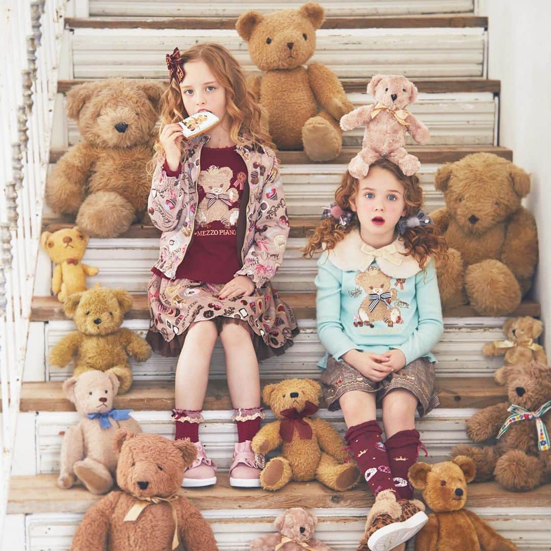 のインスタグラム：「. . autumn collection 2019﻿  チョコレートモチーフのコーディネートは. ﻿Sweetな女の子にぴったり❤︎﻿ ベアーモチーフのアイテムと﻿ コーディネートしてみて❤︎﻿ ﻿ （左）﻿ ■ブルゾン ¥12,800﻿ ■長袖Ｔシャツ ¥8,900﻿ ■スカート ¥12,800﻿ ■へアポニー ¥1,800﻿ ■ソックス ¥2,000﻿ ■シューズ ¥8,900﻿ ﻿ （右）﻿ ■長袖Ｔシャツ ¥8,900﻿ ■キュロットスカート ¥9,800﻿ ■ティペット ¥3,900﻿ ■ヘアポニー 各¥2,000﻿ ■ソックス ¥1,900 ﻿ ■シューズ ¥8,900﻿ ﻿ ※商品の入荷状況は、お近くのショップまで﻿ お問い合わせください。 ﻿ ﻿ ❤︎︎︎❤︎︎︎❤︎︎︎❤︎︎︎❤︎︎︎❤︎︎︎❤︎︎︎❤︎︎︎❤︎︎︎❤︎︎︎❤︎︎︎❤︎︎︎❤︎︎︎❤︎︎︎❤︎︎︎❤︎︎︎﻿ #mezzopiano #メゾピアノ﻿ #autumncollection #秋コレクション#秋物﻿ #新作  #フリル#テディベア#チョコレート#女の子のママ #女の子ママとつながりたい #可愛い #女の子 #ピンク好き #ピンク#ママスタグラム#ママ撮 #インスタベイビー#ベビスタグラ#kidsfashion #kidswear  #pink #こども #子供服 #kidswear  #キッズファション #kidsfashion #ig_japan #ig_kid﻿ ﻿ ﻿ ﻿ ﻿ ﻿」