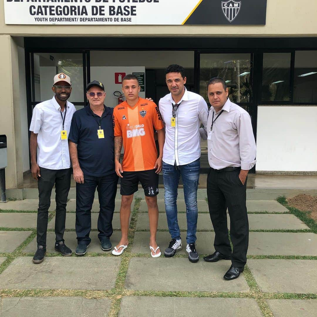 ウェリグトンさんのインスタグラム写真 - (ウェリグトンInstagram)「Primera experiencia fuera de los terrenos de juego. Ilusión,compromiso y trabajo. Gracias 🙏🏼🙏🏼🙏🏼 ATLETICO MINEIRO.」9月7日 2時23分 - weligton03