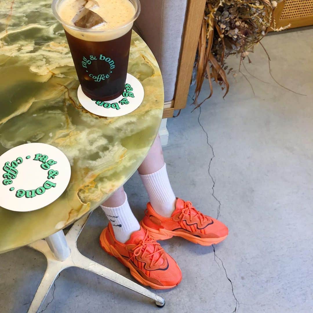 アトモスガールズ/atmos girlsさんのインスタグラム写真 - (アトモスガールズ/atmos girlsInstagram)「. 今日のおでかけ部は美味しいコーヒーやラテが飲める rag&boneへ☕️ 明るいオレンジのスニーカーを履いて 可愛いロゴカップでコーヒーを飲みました💕 #atmos#atmostokyo#atmospink#sneaker#アトモス#アトモスピンク#スニーカー#スニーカー女子#スニーカーコーデ#東京カフェ#渋谷カフェ#原宿カフェ#カフェ巡り#カフェ#atmospinkおでかけ部#adidas#アディダス」9月6日 21時03分 - atmos_pink_official
