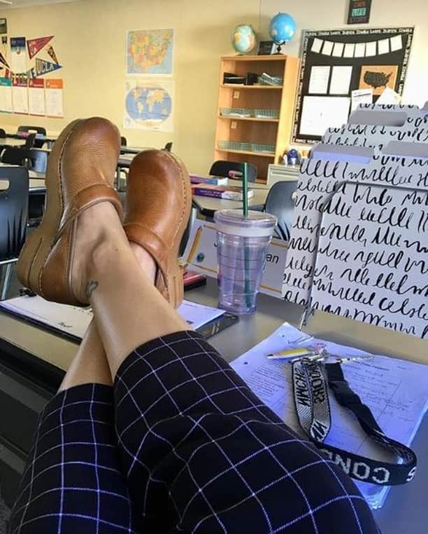 ダンスコのインスタグラム：「Feet up Friday! Thanks to @msjordanhistory1776 for the awesome pic! . . . #dansko #instalove #clogs #shoes #danskos #justyourfavorites #instagood #danskostyle #comfort #newshoes #teacher #backtoschool」