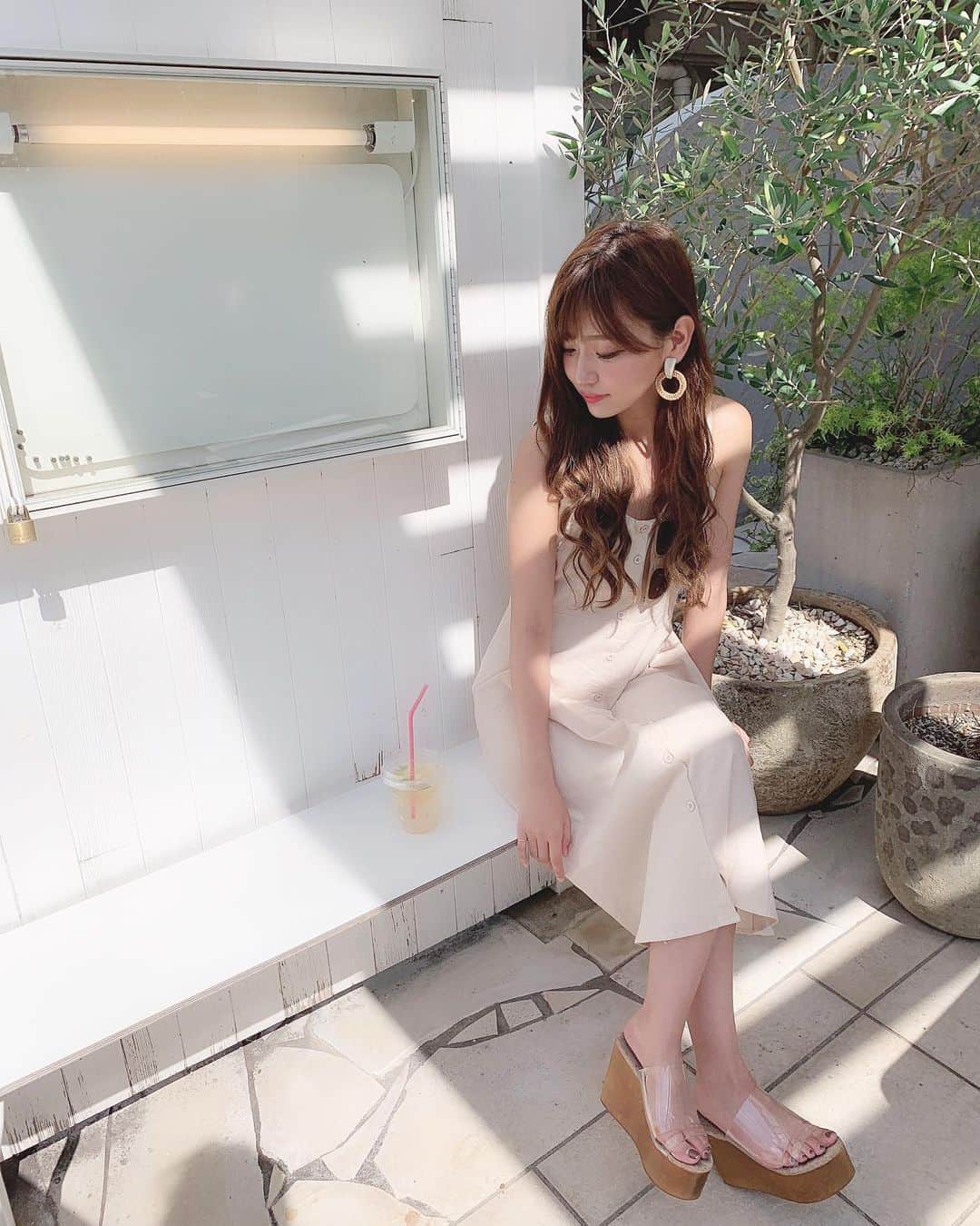 いっちゃん/嶋津 いつみのインスタグラム：「. . ねぇ😕 夏の始まりにあんなにコスメ買ったのに 秋カラーコスメもやっぱり欲しくなる このコスメ浴なんとかならん👉🏻👈🏻？w . . . . ほんとに困る😵❤️ . . . . 今年の秋冬のファンデは何にしよーか👀✨ . . . . 女子のみなさん、気になってるのある？？ . . . . .  #関西  #関西サロモ  #サロンモデル #サロモ #いっちゃん  #フリーモデル #関西モデル  #あざといっちゃん #かわいっちゃん #いっちゃんコーデ #ブライダルモデル #アレンジモデル #ヘアカラー  #ヘアアレンジ #ootd #撮影依頼受付中 #編みおろし会モデル . . . . . .  9月のお仕事依頼受付中です🧚🏻‍♀️💜 . .」