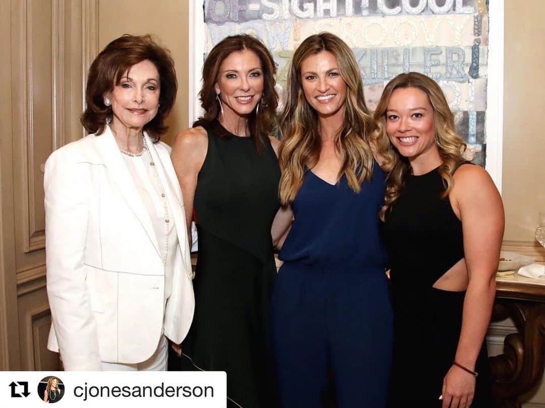 エリン・アンドリューズのインスタグラム：「Thank you @cjonesanderson for an incredible evening.  #Repost @cjonesanderson Cheers to kicking off the season with powerful women who love sports ! @erinandrews @haleyanderson93 #wear #womenempowerment #women #inspiration」