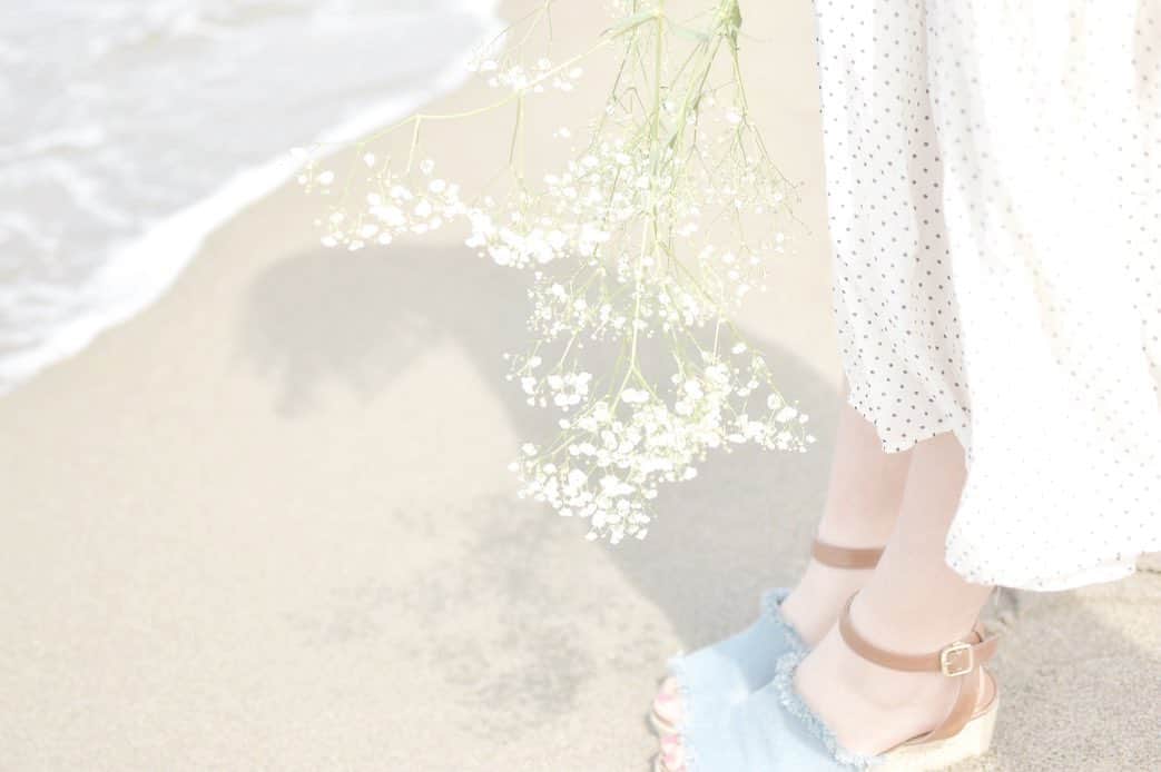 小熊倫実さんのインスタグラム写真 - (小熊倫実Instagram)「🌊🌊🌊﻿ ﻿ ﻿ 夏の終わりの海って﻿ 夏の太陽さんさんの時に見るのと﻿ 雰囲気がまた全然違くてすてき、、‬﻿ エモだね👵🏻﻿ ﻿ ﻿ ところでエモいって﻿ どういう意味、、🤤(小声)﻿ ﻿ ﻿ #新潟﻿ #小針浜﻿ #かすみ草﻿ #ポートレート﻿ #portrait﻿ #📷 #💐」9月6日 21時22分 - tsugumi_oguma2929