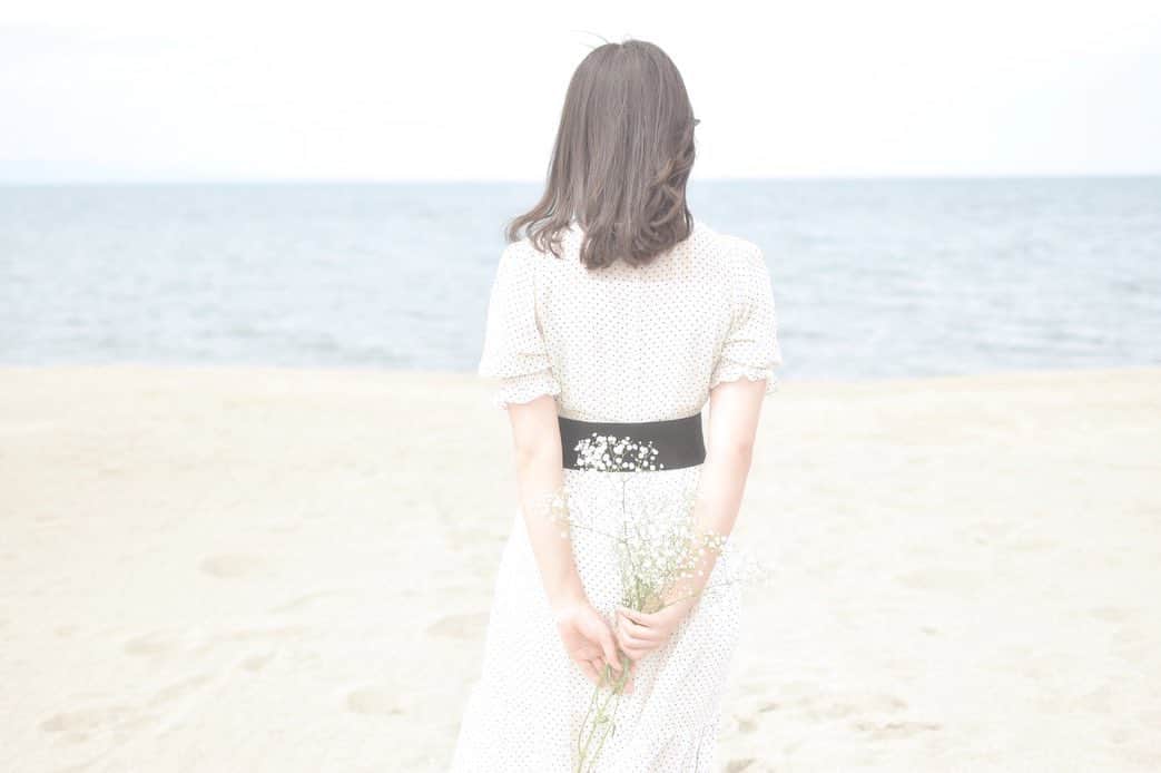 小熊倫実さんのインスタグラム写真 - (小熊倫実Instagram)「🌊🌊🌊﻿ ﻿ ﻿ 夏の終わりの海って﻿ 夏の太陽さんさんの時に見るのと﻿ 雰囲気がまた全然違くてすてき、、‬﻿ エモだね👵🏻﻿ ﻿ ﻿ ところでエモいって﻿ どういう意味、、🤤(小声)﻿ ﻿ ﻿ #新潟﻿ #小針浜﻿ #かすみ草﻿ #ポートレート﻿ #portrait﻿ #📷 #💐」9月6日 21時22分 - tsugumi_oguma2929