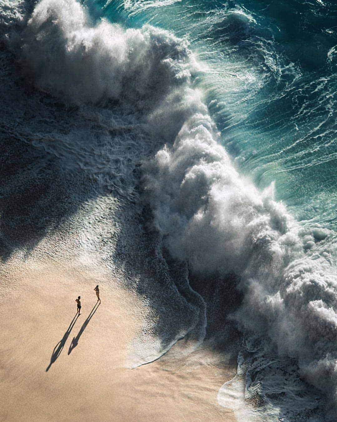 BEAUTIFUL DESTINATIONSさんのインスタグラム写真 - (BEAUTIFUL DESTINATIONSInstagram)「"A moment from one of the most dramatic displays I've ever seen!" Where were the largest waves you have seen? (📷: @jordhammond 📍: #Indonesia)」9月6日 21時24分 - beautifuldestinations