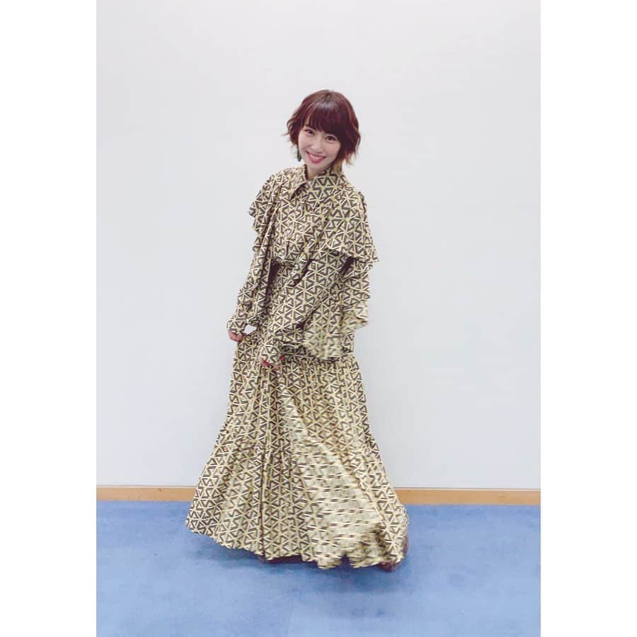 増田有華さんのインスタグラム写真 - (増田有華Instagram)「・ その時のお衣裳✨ @atsushi.nakashima  ワンピに見えてセットアップ。シャツだけ、とかスカートだけでもぜっったい可愛い。 シャツは前側だけインにしました😴 細かいところまでフレアになってて動くと尚素敵❤️ ・ ・ ・ #fashion #ootd #setup」9月6日 21時33分 - masuyuka_official