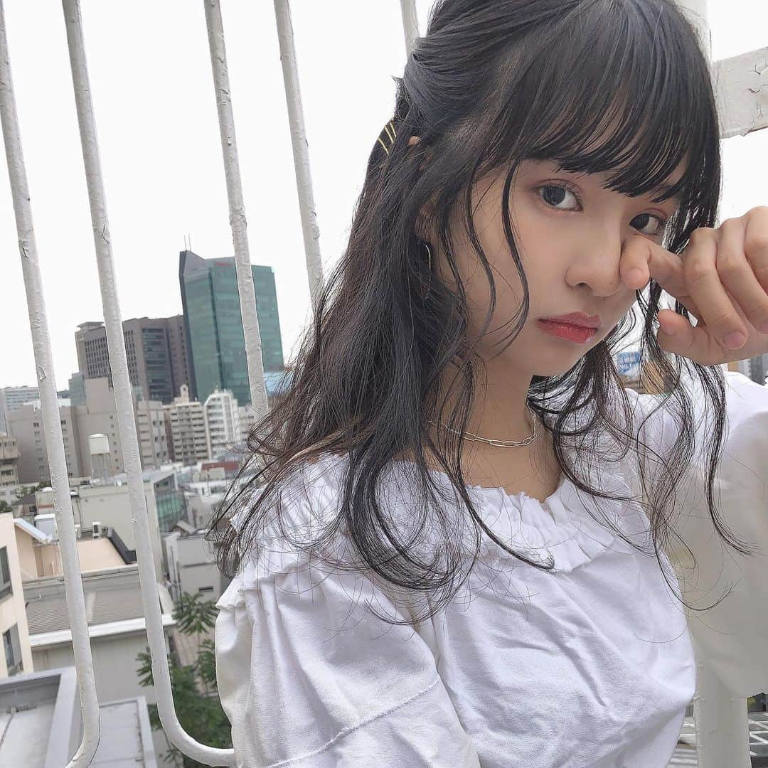 飛田彩さんのインスタグラム写真 - (飛田彩Instagram)「髪のバランス 髪の質感 全てがそろうと 女の子は可愛くなれます💗  是非お手伝いさせて下さい🥳  今週は全てご予約がいっぱいです！ 来週は月曜日の12時16時半のみです！ ご予約楽しみにお待ちしています💗  #骨格カット#小顔前髪#hairarrange」9月6日 21時34分 - tobiayatobi