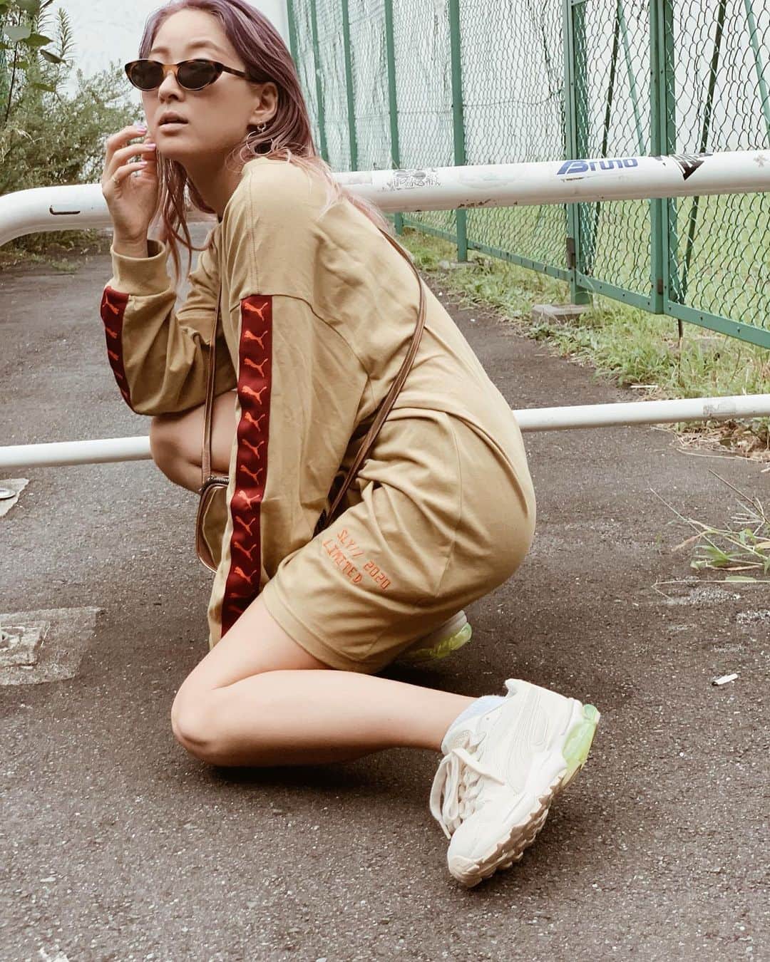 のインスタグラム：「🍁🍁🍁 👚 #PUMAxSLY 👟 #PUMAxSLY  @sly_official . ロンTワンピもスニーカーもPUMA×SLYのコラボデザイン✨ めっちゃ可愛い💕 . #これからの季節にヘビロテなカラー #でももう少し夏気分でいたい🌴 #SLY#PUMA #SLY_PR」