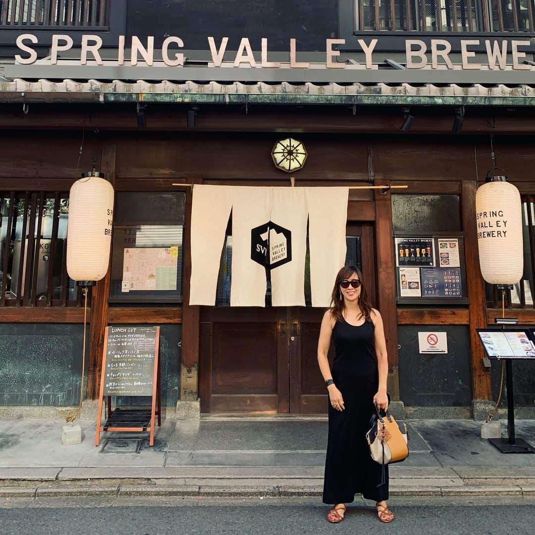 福吉 彩子さんのインスタグラム写真 - (福吉 彩子Instagram)「働くかあさんのお出かけコーデ 暑さがぶり返してますね 夏の京都の帰省を思い出します・・・ 久しぶりの京都の街で #はしご酒 🍺 甘酸っぱい青春に想いをはせた、41歳の夏・・・ #京都旅行 #京都グルメ ▶︎1.2枚目 SVBが京都では町家バージョンに！ 限定醸造ビールが👍 ▶︎3.5枚目 今、京都で注目 @isodango 野菜がたっーぷりのおばんざい、何でもウマ🐴かった！ ▶︎年々人混みがすごい錦市場、今この近辺がイケてる店がたくさんあるらしい〜  onepiece #楽天 bag #loewe #ワーママ #ワーママコーデ #働くかあさん  #Domani #ドマーニ #雑誌ドマーニ #Domanist #domanimagazine #プチプラコーデ #京都 #アラフォーコーデ」9月6日 21時35分 - fuku44aya