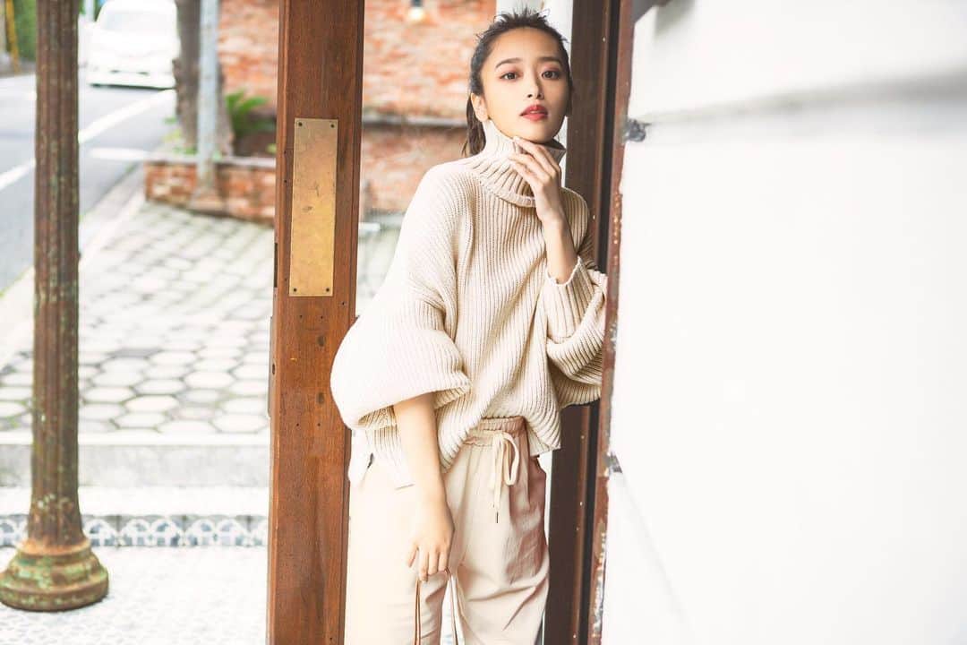 近藤千尋のインスタグラム：「titivate第二弾が公開されました💓🥰 ベージュでワントーンコーデの ニットコーデは1番のお気に入り❤️ ゴムパンツなのでありがたや😍 3枚目のコーデュロイアウターは 私もお買取しました✨ 早く秋に着たいなぁ🍂 2枚目のニットワンピは 一枚でコーデが決まるのでおススメです💓 是非チェックお願いします🤲👩 @titivatejp　#titivate　#ティティベイト　#titivatestyle」