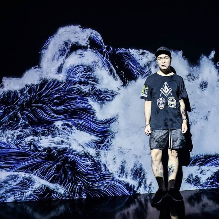 のインスタグラム：「@teamlab_borderless  DJ SCHEDULE予言 まだ追加ありますが、 全国各地の皆様よろしくお願いします‼︎ 9月 9/7SAT広島 @herbie_hiroshima  9/14SAT東京 @ultrajapan 9/15SUN東京 TBA 9/20FRI札幌 @kingxmhu 9/21SAT渋谷 @tk_shibuya 9/22SUN六本木 @seloctagontokyo_official 9/27FRI渋谷 @atom_tokyo 9/28SAT渋谷 @club_camelot」