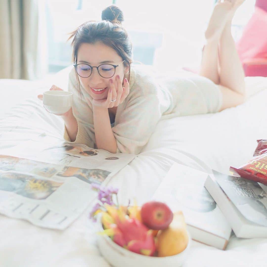 mikicoco00のインスタグラム：「* * ☕️🗞🍋🌿 * 幸せごろごろtime・.⠉̫⃝ 楽しみ週末🙊📷 皆さん、素敵な休日を♡ * * * * * @137pillarsbangkok * * * * #137pillarsbangkok #Thailand#bangkok#hotel#trip #gelatopique#vancleef #camera#sony#sonyイベント #バンコク#タイ#フルーツ#お団子hair#眼鏡」