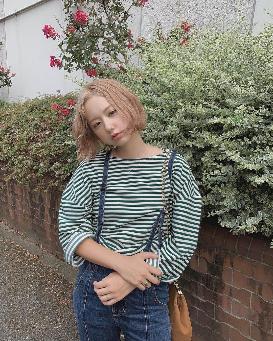 のインスタグラム：「今週発売になった RUBYの秋の新作🍂 ✔︎ハイウエストカットオフデニムパンツ ✔︎ワイドスリーブボーダーカットソー ・ ワイドなドロップショルダーの袖で ゆるっと こなれた印象になれるボーダーカットソー。 グリーンとレッドの2色展開。 どちらも 超使えて 秋に映えるおしゃれカラー🌳🎈 ・ デニムパンツは取り外し可能なストラップ付き。 ヒップがぷりっと上がって見えるシルエット ⤿🍑 股上深めで脚長効果あり。 センターに入れたステッチも脚を綺麗に見せてくれます。 ブルーデニムとブラックデニムの2色展開。 ・ この2アイテムの組み合わせ お気に入り。 ボーダー×デニムはフレンチカジュアルの鉄板ですね。♥️ @ruby_and_you」