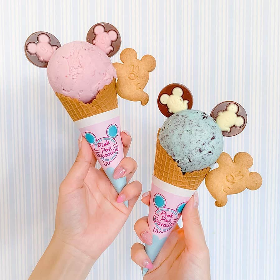 のインスタグラム：「. . 大好きなアイスクリーンコーン🍨🎀 👻ハロウィン2019バージョン👻 . 今年のハロウィンのお土産グッズに仲間入りした おばけ👻のチョコレート🍫と クッキー🍪をアイスにトッピング💕 . クッキーはコップのふちに かけられるようにつくられてるんだって🐶💫 かわいすぎるぜ〜💓 . 今日もディズニー行ったんだけど めちゃくちゃ空いてた😳💒 暑さがやばすぎてアイスが救世主でした〜💦 . #tokyodisneyland #disneyland #disneyfood #disneycafe #mickeymouse #mickeyicecream #disneyhalloween2019 #ディズニーランド #東京ディズニーランド #ディズニーハロウィン2019 #ハロウィン2019 #アイスクリームコーン #ミッキーアイス #ディズニーフード #ディズニーカフェ #ディズニーアイス #もーみディズニー🎠」