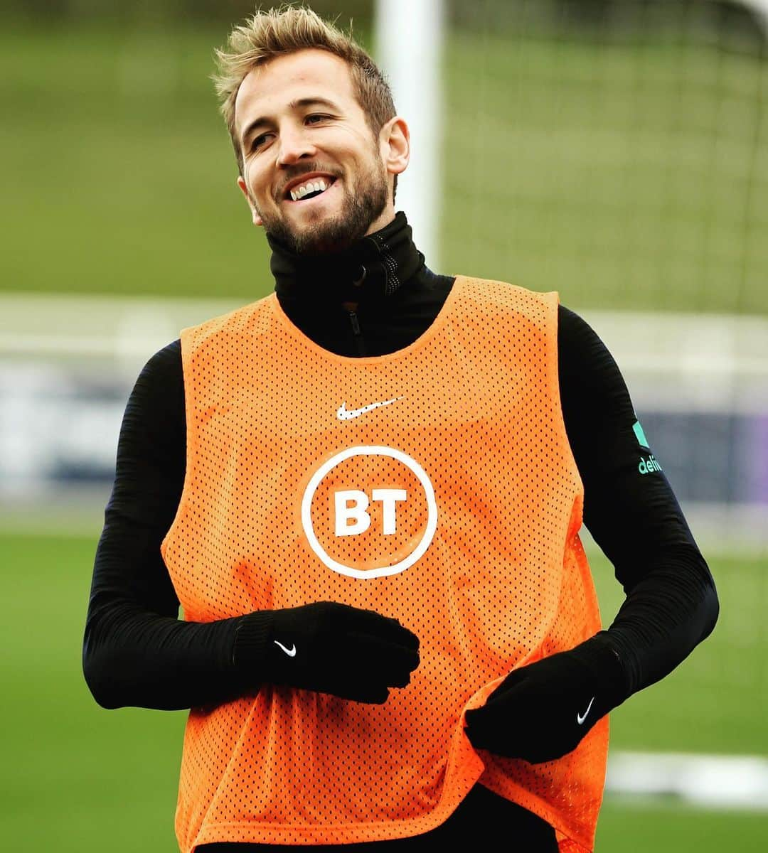 トッテナム・ホットスパーFCさんのインスタグラム写真 - (トッテナム・ホットスパーFCInstagram)「😄 All smiles from @harrykane ahead of @england’s #EURO2020 qualifier against Bulgaria 🏴󠁧󠁢󠁥󠁮󠁧󠁿⚽️ #COYS #THFC」9月6日 21時51分 - spursofficial