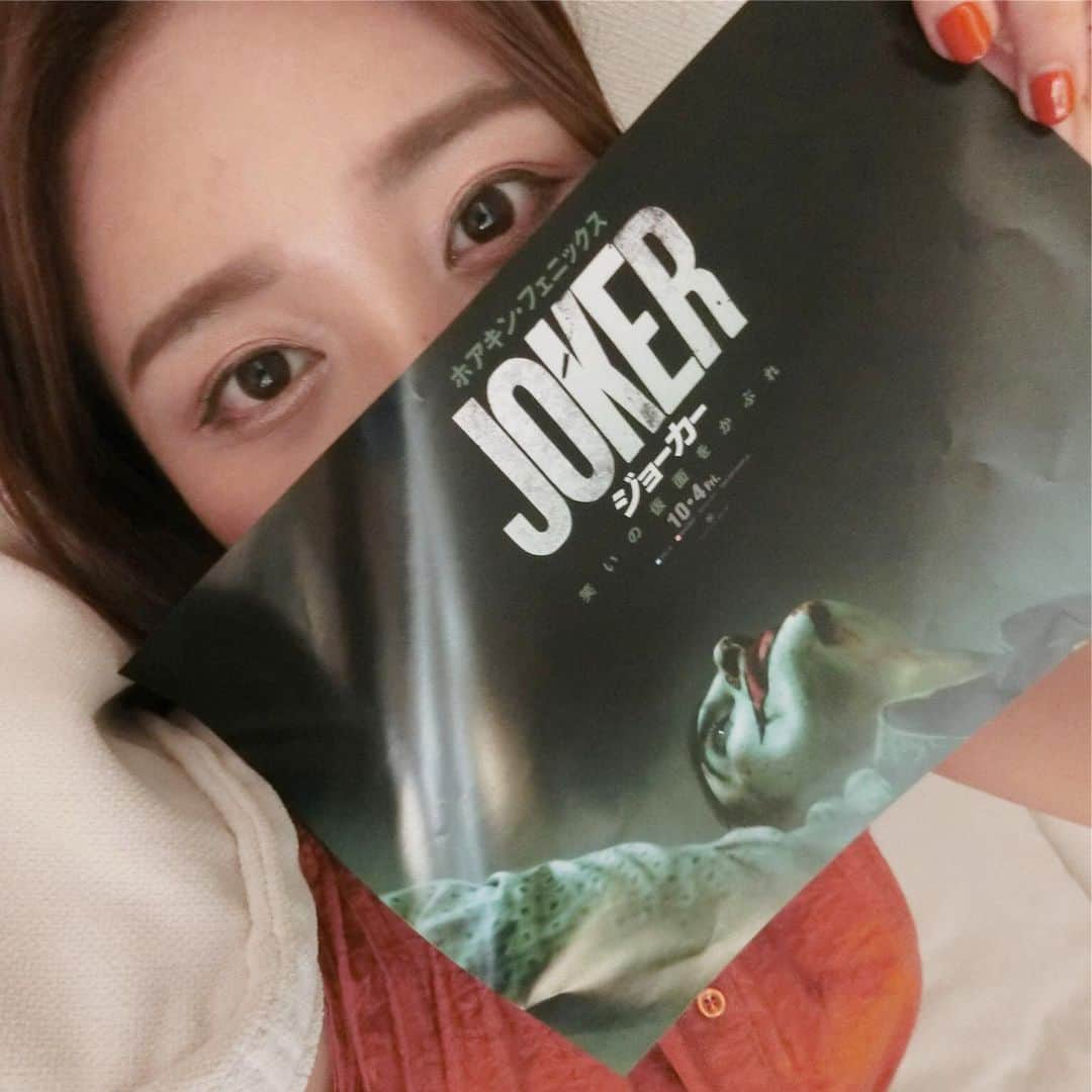 東紗友美さんのインスタグラム写真 - (東紗友美Instagram)「10.4公開joker。 この映画は、もうジャンルの限界を超えている。 そう評された今回のジョーカー。大絶賛受けてますがこれはもう、アカデミー賞候補だな。 だってこれ、めちゃくちゃ今の時代にあってるもの。 2時間全部が予告編のトレーラーに使えそうな別格の世界観。 子供を笑わせようとしても、ピエロの格好で寂しそうにしていても、何をしてもそれだけでドラマなんですよ、もう。 歴代ジョーカーを上回るといっても過言ではないホアキンフェニックスのジョーカーでとしての説得力、これが本当にヤバいです、まじでヤバいです。 寡黙さと、今にも爆発しそうな内に秘めた狂気。ホアキンフェニックスはherでSiriに恋してた男でしょ？ジョーカーできるの？なんて思った私がドアホだったわ。 多分私が見たかったジョーカー、これだわ。 この映画はなぜ、あのジョーカーが誕生したのか。 1人の孤独な男が、ピカレスクな悪に変貌していく様子が中心。念のため書いておく。 そして今日、心理学の先生が言っていたことを思い出した。 本当に悲しい時、人は笑ってしまうことがある、、、。 ジョーカーのこころをこんなにも近くで覗いてしまい、私までどうにかなりそうなとんでもない映画だったわ。 ジョーカー、あなたの人生は喜劇なの？悲劇なの？ 私は今も、観てから数時間も経ってるのにそればかり考えちゃうよ。 #ジョーカー #joker #映画 #ホアキンフェニックス #ロバートデニーロ @dcjapan  @dccomics」9月6日 21時53分 - higashisayumi