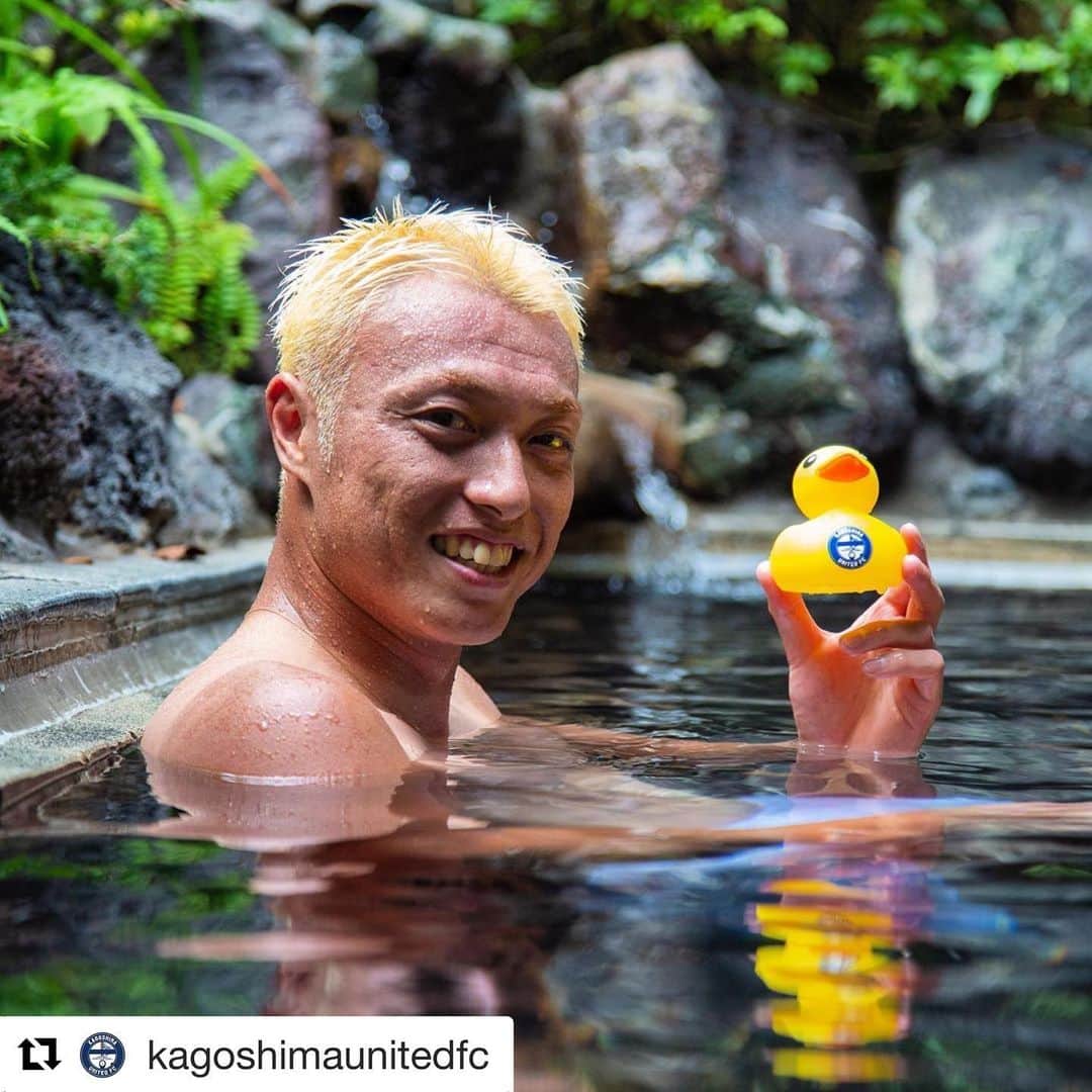 堤俊輔さんのインスタグラム写真 - (堤俊輔Instagram)「#Repost @kagoshimaunitedfc with @get_repost ・・・ ♨️♨️ツツさんとアヒルちゃんと #芦刈温泉 ♨️♨️ 鹿児島の温泉をPRする  #鹿児島湯アルテッドFC #堤俊輔 選手が 芦刈温泉で温泉トーク🐤  今夜24:15~24:30 #MBC南日本放送 かごしま24「熱況ユナイテッド！」必見👀です。  #鹿児島温泉銭湯  #温泉 #鹿児島ユナイテッドFC #温泉好きのカルテット #鹿児島の温泉をPR  #鹿児島県公衆浴場業生活衛生同業組合  #鹿児島ユナイテッドfc #よかにせイレブン #Jリーグ #j2リーグ #鹿児島 #鹿児島市 #kagoshima #soccer #jleague」9月6日 22時04分 - shunsuketsutsumi.19