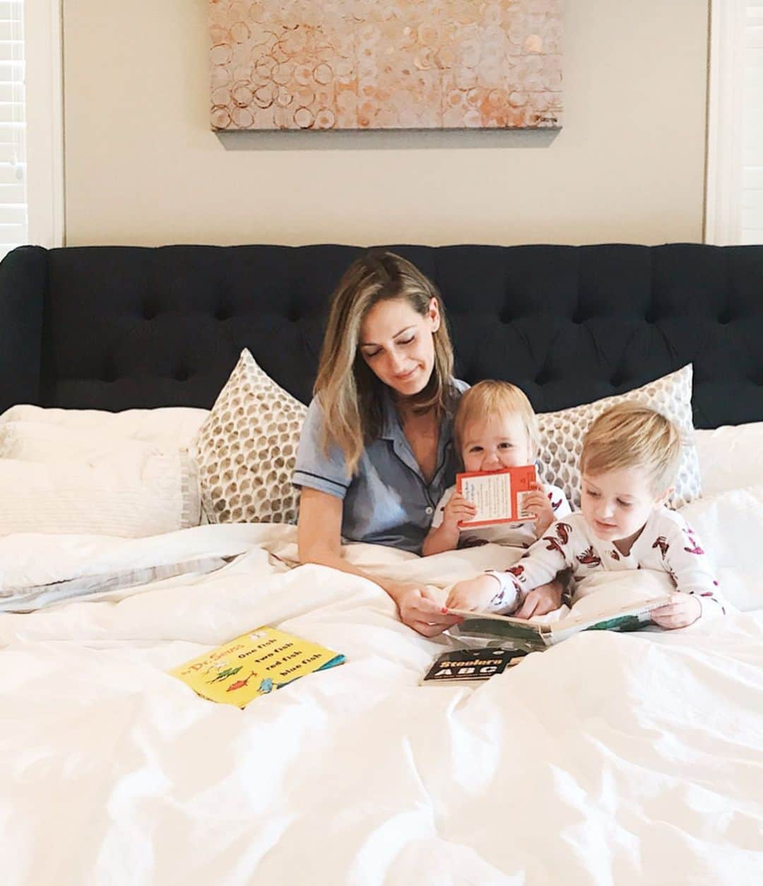 Anna Jane Wisniewskiのインスタグラム：「We’re a books kind of family, always have been (I mean, look at this #fbf). Need calming down before bed? We read books. Quiet time in lieu of a nap? Go look at some books of your own.  But alas, my kids, like every other kid, love them some screen time. Sometimes when I’m cooking dinner or need some peace at the grocery store, I’ll give them my phone to watch something. And now that I know of @vooks, I know they’re watching something educational. Vooks is genius, really—an app that’s a library of digital, animated books and it has all the favorites you’ve been reading to your kids for years; it’s high-quality screen time that you can feel good about. The boys have been watching them lately (I let them watch @vooks on my computer because we don’t have an iPad) and they’re obsessed (huge bonus: it’s ad free). Through September 30, @vooks is offering a free YEAR LONG subscription to Chicagoland families, thanks to Craig Robinson (Michelle Obama’s brother!). Click the link in my bio to redeem (you’ll receive subscription details via email); I have a feeling this will be your new favorite app.  PS @vooks is also offering all teachers across American a free year-long subscription until September 15!  #spon #chicago」