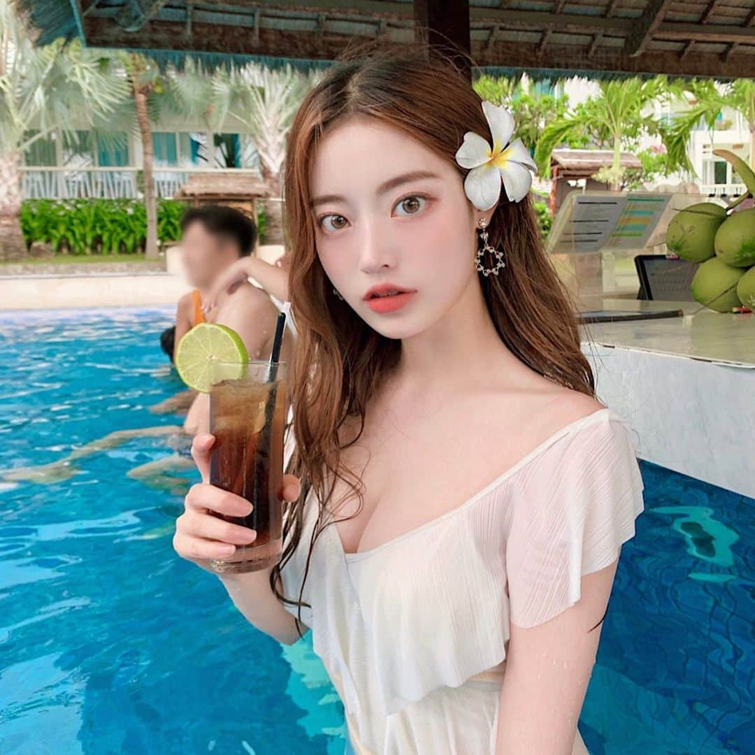 キム・チョンアさんのインスタグラム写真 - (キム・チョンアInstagram)「롱티만 있다면 수영 10시간 가능🍸」9月6日 21時57分 - 94_j.a