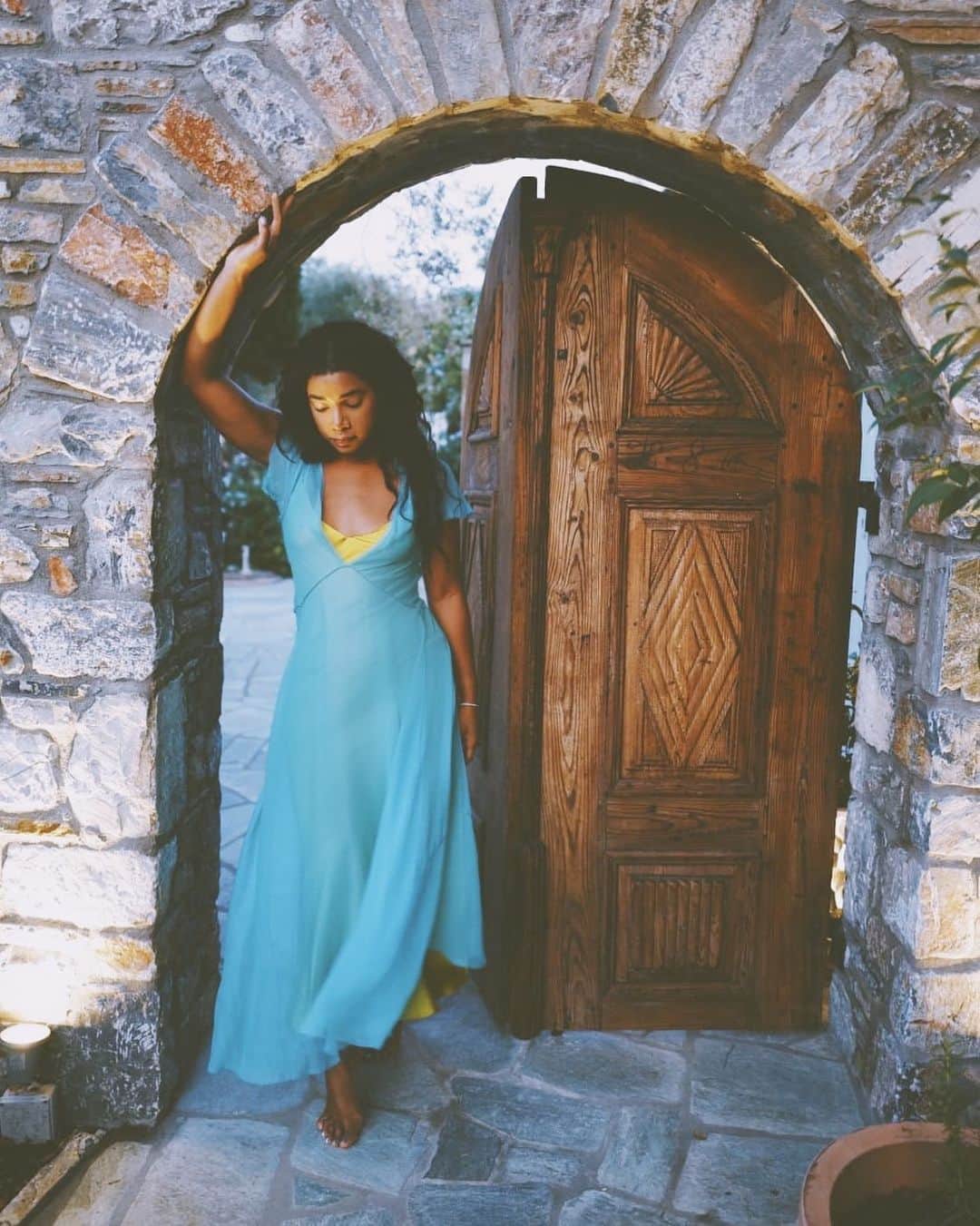 ダニジョーのインスタグラム：「Come on in 🥀 @hannahbronfman in the turquoise chiffon dress and lime slip • tap to shop #dannijogirls」