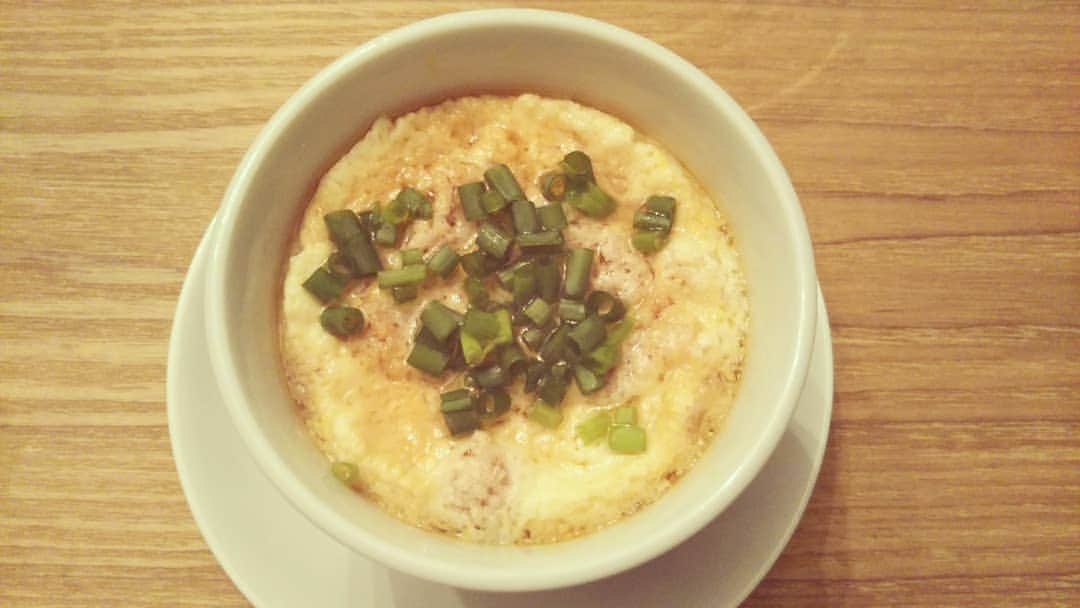 伊藤修子さんのインスタグラム写真 - (伊藤修子Instagram)「これから迫りくる無駄にエネルギー使わず、気配を消し、我慢するだけの季節に備えブラブラしたりやっと夕飯も作る気になりました。排骨と人参とトウモロコシのスープはまだ煮ています。 電鍋で茶碗蒸し作ったら表面がブツブツになりました。」9月6日 22時06分 - itoshuko