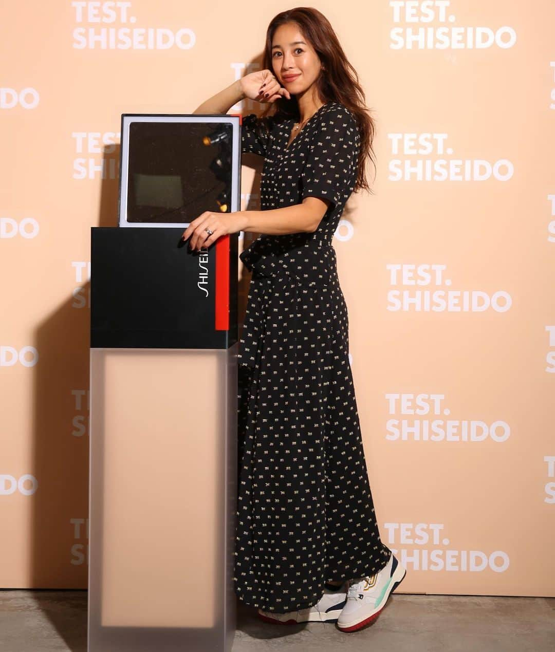 大桑マイミさんのインスタグラム写真 - (大桑マイミInstagram)「「SHISEIDO」の新作ファンデーションのポップアップイベントへ行ってまいりました。 新作のシンクロスキン セルフリフレッシング ファンデーション 24時間自然体 笑っても動いてもメイク直しを気にせずいられるというリキッドファンデーションです。一足お先にTESTさせていただきました。12色もあるものだから バッチリ自分にあった肌の色を探すことができるのも魅力的。 私はヘルシーなツヤ肌をお願いしました。  着け心地は、 とにかく軽い♪ すぅーーーと馴染んで肌に密着。 とても軽くて  肌に健康な明るさと艶をくれて びっくり。 私実はファンデーションってつけるのあまり好きじゃなくて 数時間後の肌が吸い込んだ感じの崩れた感じも苦手。しかし新作のこちら数時間たっても 艶っとした 質感と 薄いのに軽いのにカバー力持続。本当優秀。 #このファンデーションにあなたは何点つけますか #testshiseido #shiseidoginzatokyo #synchroskin #PR」9月6日 22時09分 - maimiokuwa