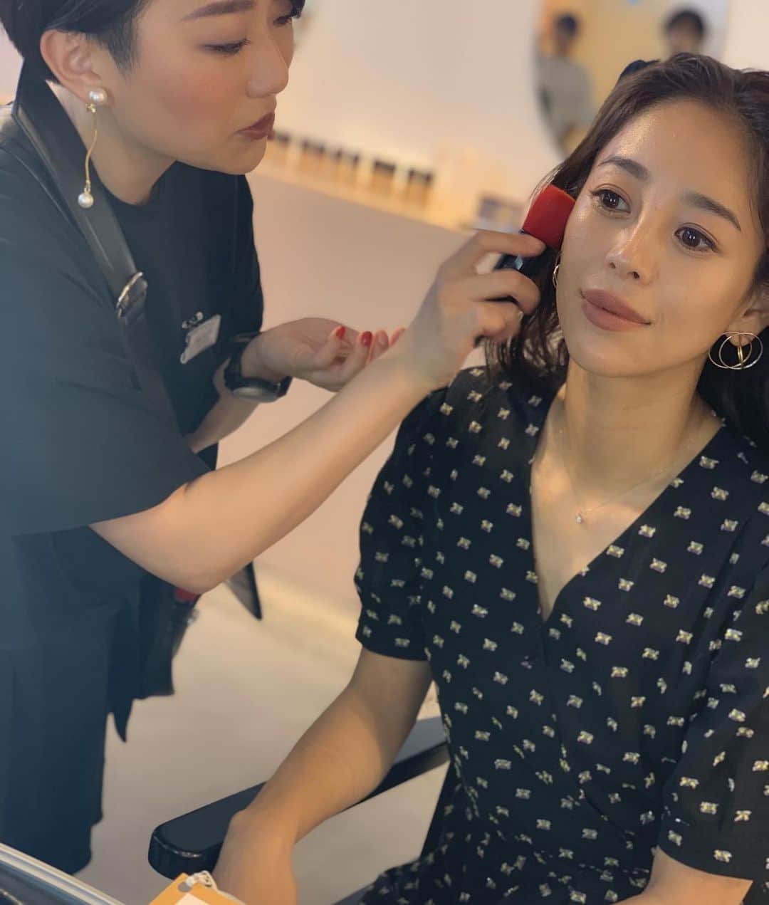 大桑マイミのインスタグラム：「「SHISEIDO」の新作ファンデーションのポップアップイベントへ行ってまいりました。 新作のシンクロスキン セルフリフレッシング ファンデーション 24時間自然体 笑っても動いてもメイク直しを気にせずいられるというリキッドファンデーションです。一足お先にTESTさせていただきました。12色もあるものだから バッチリ自分にあった肌の色を探すことができるのも魅力的。 私はヘルシーなツヤ肌をお願いしました。  着け心地は、 とにかく軽い♪ すぅーーーと馴染んで肌に密着。 とても軽くて  肌に健康な明るさと艶をくれて びっくり。 私実はファンデーションってつけるのあまり好きじゃなくて 数時間後の肌が吸い込んだ感じの崩れた感じも苦手。しかし新作のこちら数時間たっても 艶っとした 質感と 薄いのに軽いのにカバー力持続。本当優秀。 #このファンデーションにあなたは何点つけますか #testshiseido #shiseidoginzatokyo #synchroskin #PR」